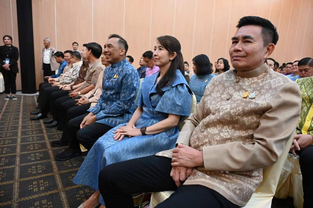 ปลัด มท.   นำคณะผู้เชี่ยวชาญผ้าไทย ลงพื้นที่เมืองดอกคูน coaching ผู้ประกอบการผ้าและงานหัตถกรรม 20 จังหวัดภาคอีสาน เน้นย้ำ มุ่งมั่นน้อมนำพระดำริเจ้าฟ้าสิริวัณณวรีฯ Change for Good ทำให้ผ้าไทยเป็นที่ถูกอกถูกใจคนทุกเพศ ทุกวัย ทุกโอกาส สร้างความมั่นคงด้านเครื่องนุ่งห่มให้กับประเทศชาติอย่างยั่งยืน