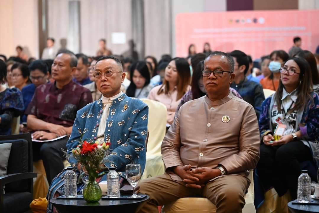 ปลัด มท.   นำคณะผู้เชี่ยวชาญผ้าไทย ลงพื้นที่เมืองดอกคูน coaching ผู้ประกอบการผ้าและงานหัตถกรรม 20 จังหวัดภาคอีสาน เน้นย้ำ มุ่งมั่นน้อมนำพระดำริเจ้าฟ้าสิริวัณณวรีฯ Change for Good ทำให้ผ้าไทยเป็นที่ถูกอกถูกใจคนทุกเพศ ทุกวัย ทุกโอกาส สร้างความมั่นคงด้านเครื่องนุ่งห่มให้กับประเทศชาติอย่างยั่งยืน