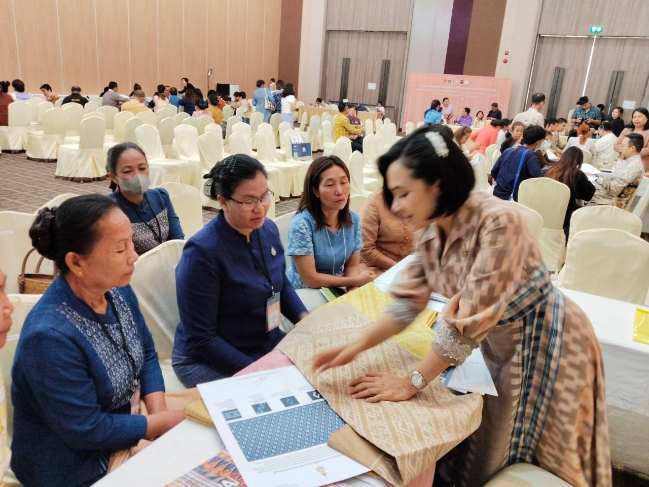 ปลัด มท.   นำคณะผู้เชี่ยวชาญผ้าไทย ลงพื้นที่เมืองดอกคูน coaching ผู้ประกอบการผ้าและงานหัตถกรรม 20 จังหวัดภาคอีสาน เน้นย้ำ มุ่งมั่นน้อมนำพระดำริเจ้าฟ้าสิริวัณณวรีฯ Change for Good ทำให้ผ้าไทยเป็นที่ถูกอกถูกใจคนทุกเพศ ทุกวัย ทุกโอกาส สร้างความมั่นคงด้านเครื่องนุ่งห่มให้กับประเทศชาติอย่างยั่งยืน