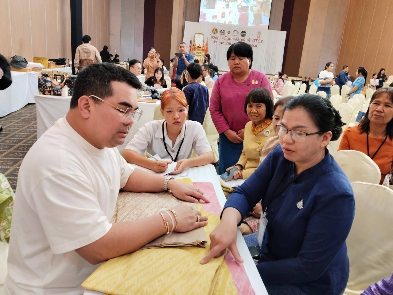 ปลัด มท.   นำคณะผู้เชี่ยวชาญผ้าไทย ลงพื้นที่เมืองดอกคูน coaching ผู้ประกอบการผ้าและงานหัตถกรรม 20 จังหวัดภาคอีสาน เน้นย้ำ มุ่งมั่นน้อมนำพระดำริเจ้าฟ้าสิริวัณณวรีฯ Change for Good ทำให้ผ้าไทยเป็นที่ถูกอกถูกใจคนทุกเพศ ทุกวัย ทุกโอกาส สร้างความมั่นคงด้านเครื่องนุ่งห่มให้กับประเทศชาติอย่างยั่งยืน