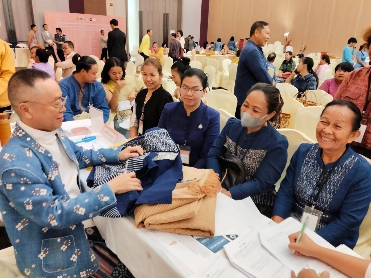 ปลัด มท.   นำคณะผู้เชี่ยวชาญผ้าไทย ลงพื้นที่เมืองดอกคูน coaching ผู้ประกอบการผ้าและงานหัตถกรรม 20 จังหวัดภาคอีสาน เน้นย้ำ มุ่งมั่นน้อมนำพระดำริเจ้าฟ้าสิริวัณณวรีฯ Change for Good ทำให้ผ้าไทยเป็นที่ถูกอกถูกใจคนทุกเพศ ทุกวัย ทุกโอกาส สร้างความมั่นคงด้านเครื่องนุ่งห่มให้กับประเทศชาติอย่างยั่งยืน
