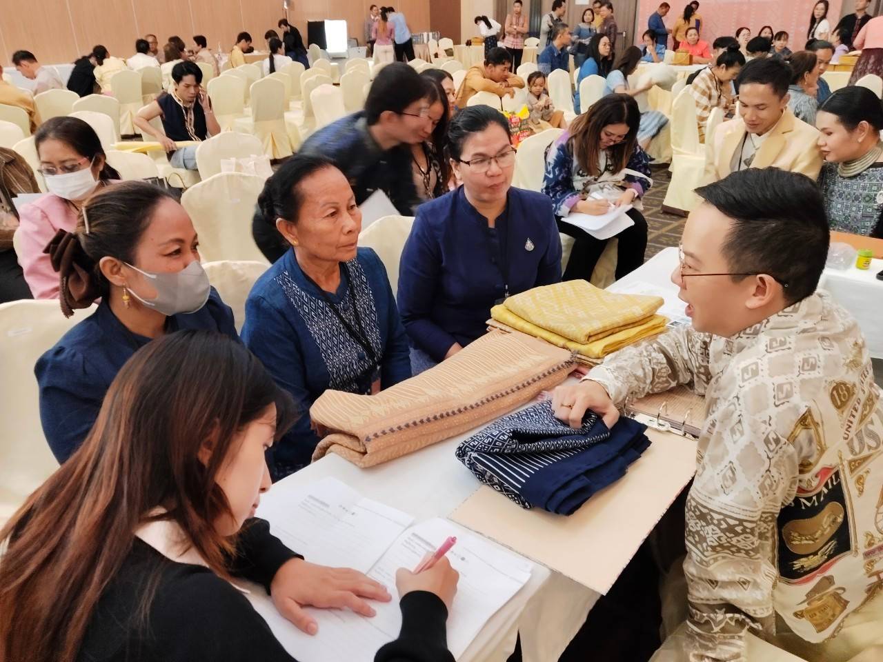ปลัด มท.   นำคณะผู้เชี่ยวชาญผ้าไทย ลงพื้นที่เมืองดอกคูน coaching ผู้ประกอบการผ้าและงานหัตถกรรม 20 จังหวัดภาคอีสาน เน้นย้ำ มุ่งมั่นน้อมนำพระดำริเจ้าฟ้าสิริวัณณวรีฯ Change for Good ทำให้ผ้าไทยเป็นที่ถูกอกถูกใจคนทุกเพศ ทุกวัย ทุกโอกาส สร้างความมั่นคงด้านเครื่องนุ่งห่มให้กับประเทศชาติอย่างยั่งยืน