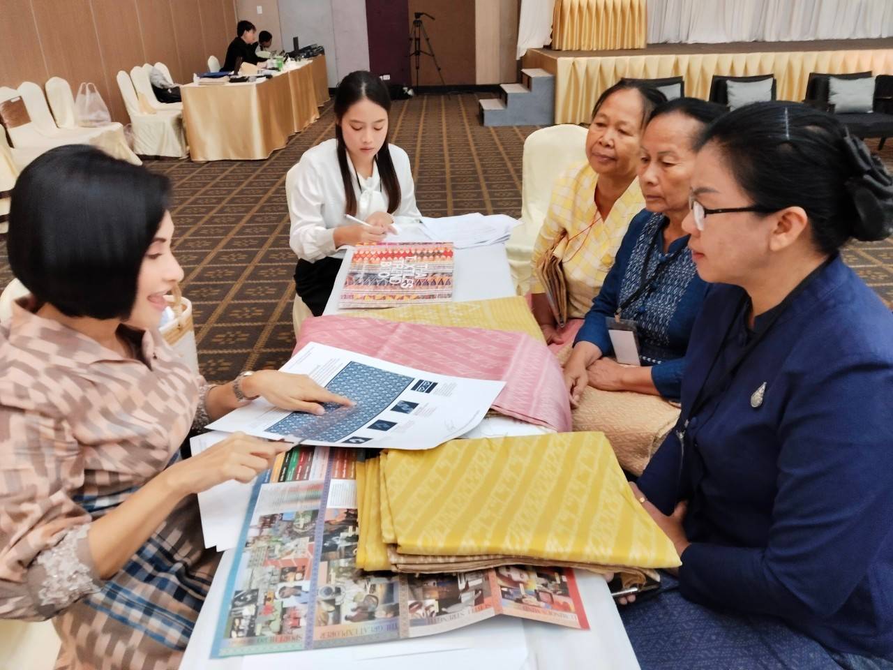 ปลัด มท.   นำคณะผู้เชี่ยวชาญผ้าไทย ลงพื้นที่เมืองดอกคูน coaching ผู้ประกอบการผ้าและงานหัตถกรรม 20 จังหวัดภาคอีสาน เน้นย้ำ มุ่งมั่นน้อมนำพระดำริเจ้าฟ้าสิริวัณณวรีฯ Change for Good ทำให้ผ้าไทยเป็นที่ถูกอกถูกใจคนทุกเพศ ทุกวัย ทุกโอกาส สร้างความมั่นคงด้านเครื่องนุ่งห่มให้กับประเทศชาติอย่างยั่งยืน