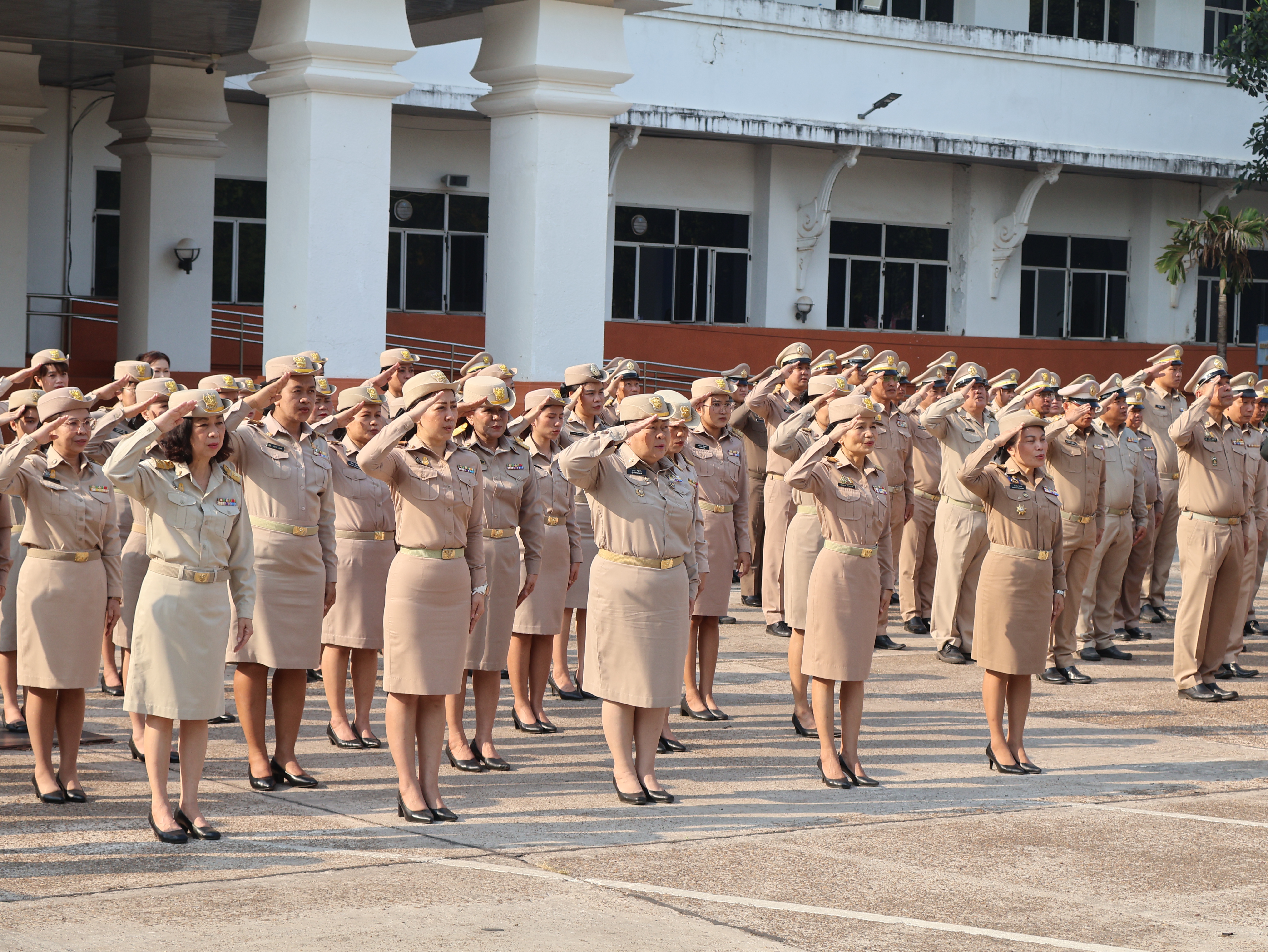พช.นครพนม   ร่วมกิจกรรมเคารพธงชาติ สวดมนต์ไหว้พระ สร้างสำนึกรักและภาคภูมิใจในชาติไทย