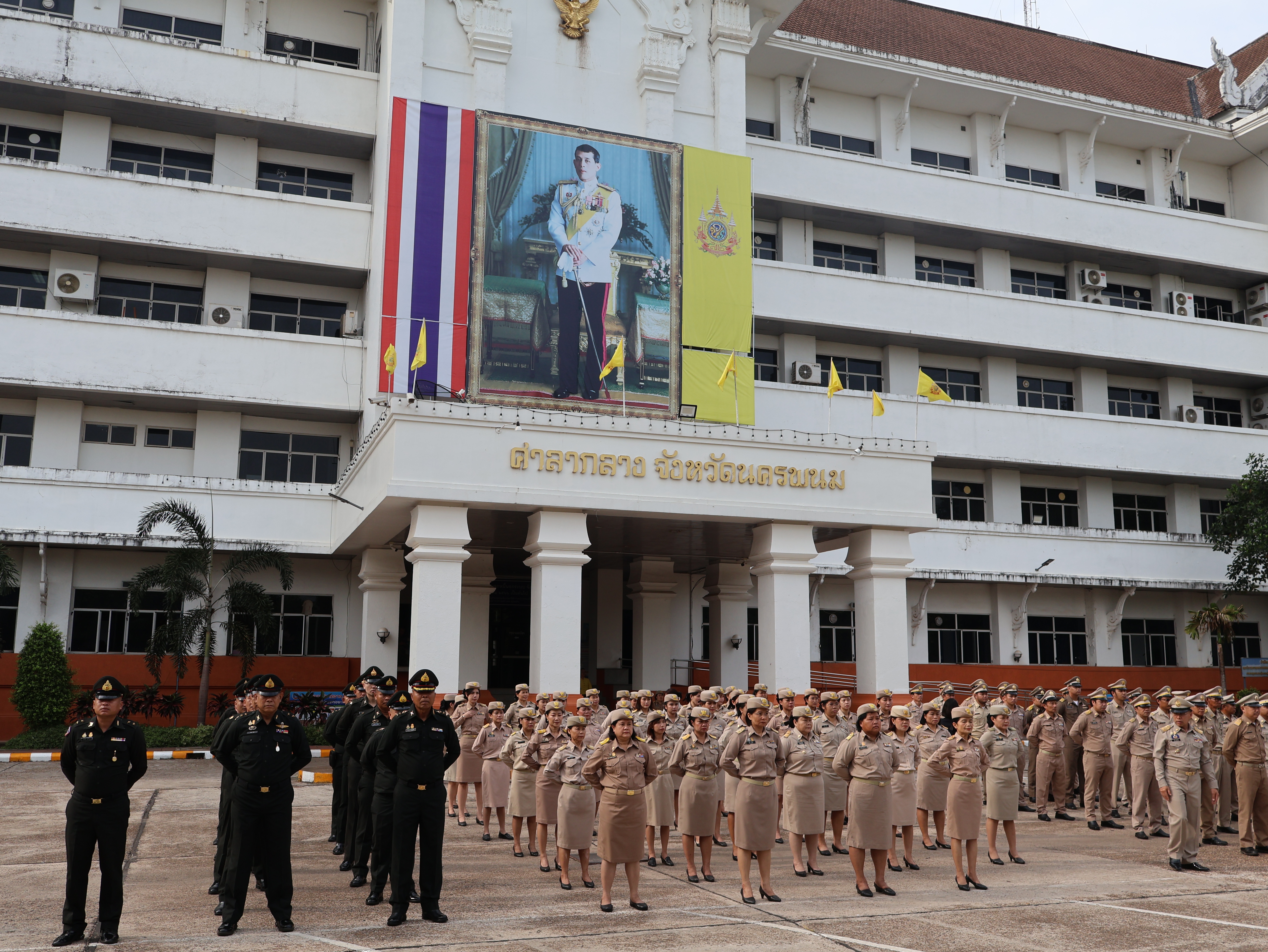 พช.นครพนม   ร่วมกิจกรรมเคารพธงชาติ สวดมนต์ไหว้พระ สร้างสำนึกรักและภาคภูมิใจในชาติไทย