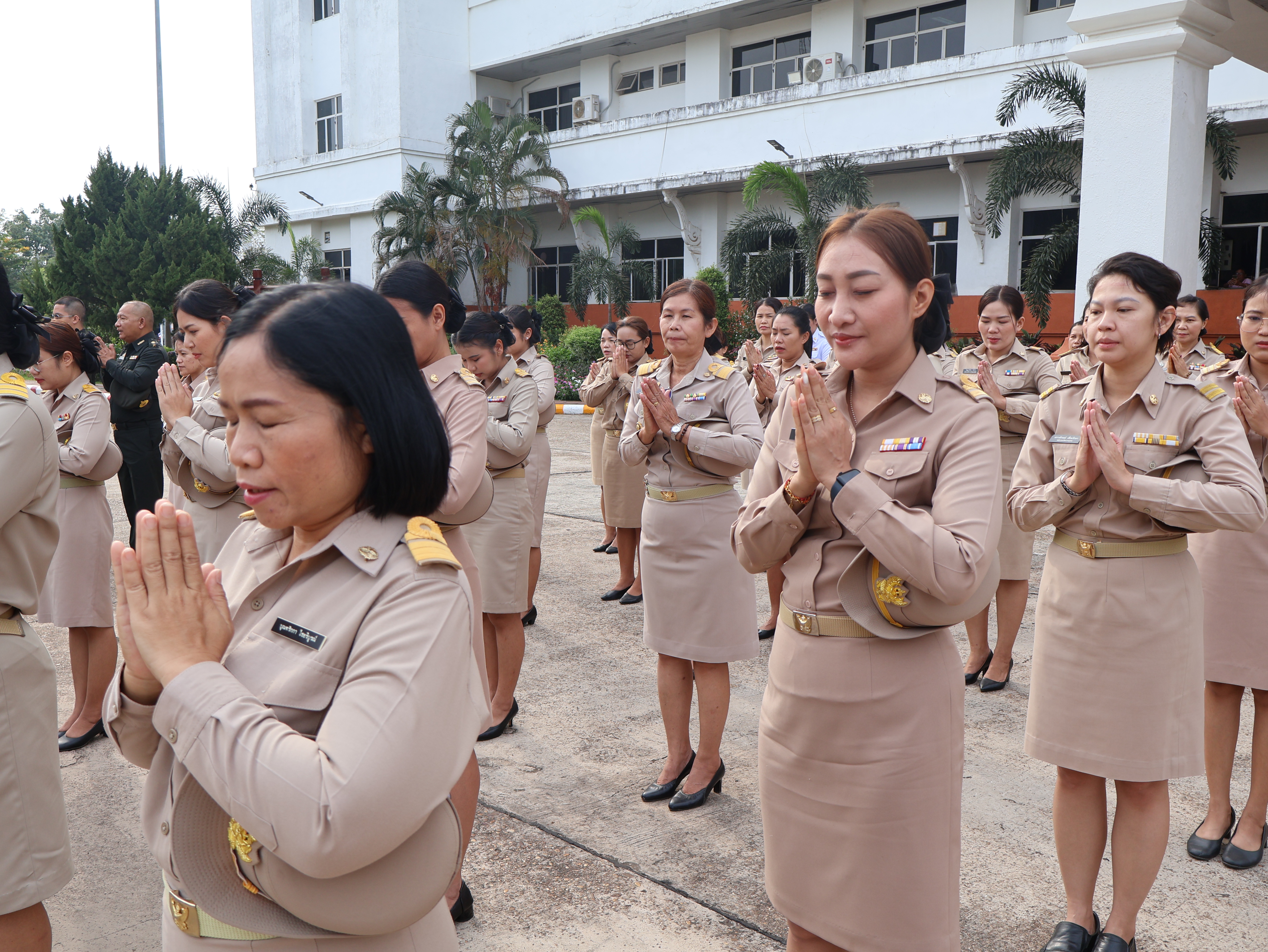 พช.นครพนม   ร่วมกิจกรรมเคารพธงชาติ สวดมนต์ไหว้พระ สร้างสำนึกรักและภาคภูมิใจในชาติไทย