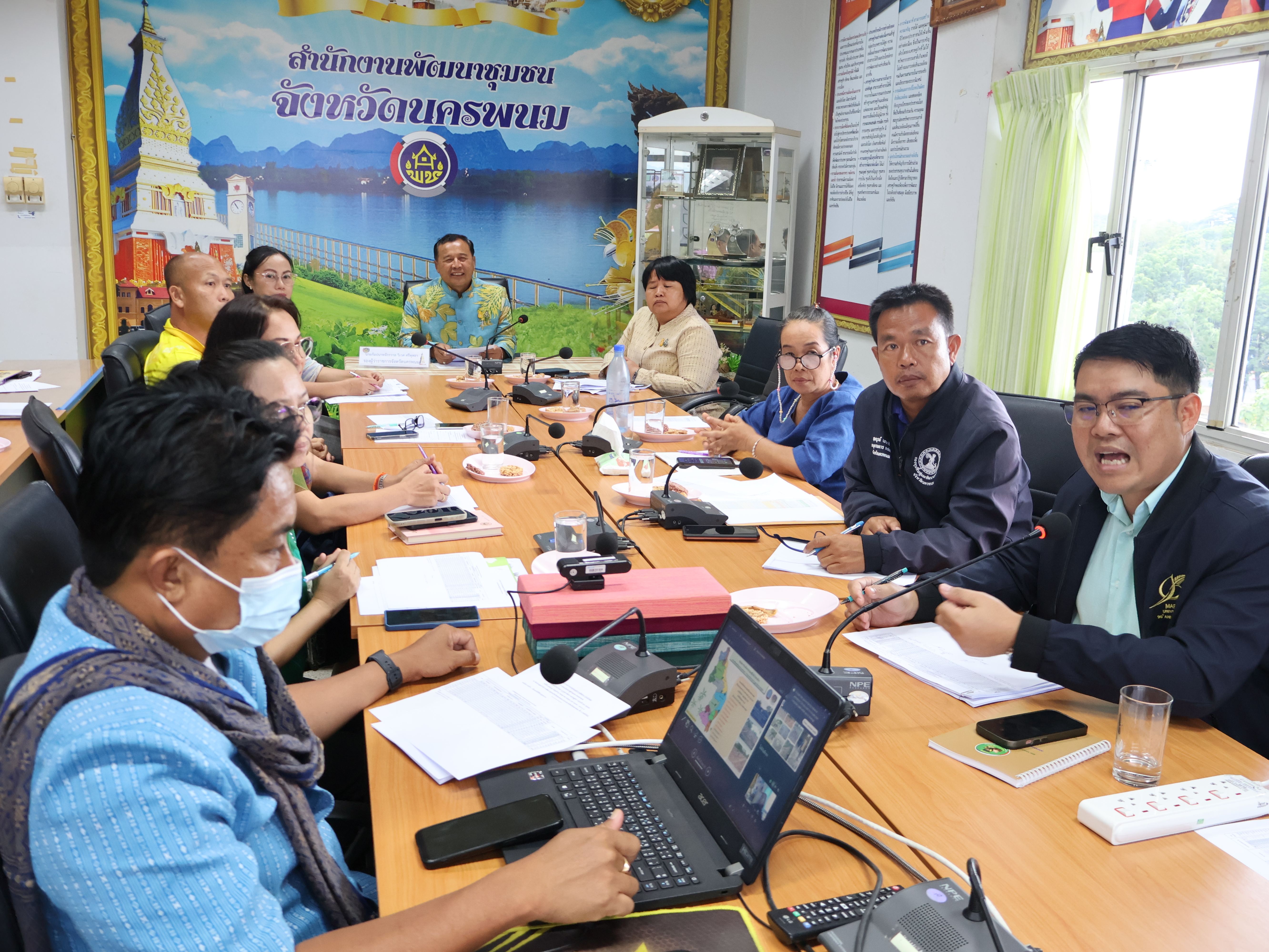 นครพนม   ประชุมสรุปผลการขับเคลื่อนเศรษฐกิจชุมชน คนนครพนม “จากใบตองกล้วยธรรมดา สู่ มูลค่าเพิ่มทางเศรษฐกิจ”