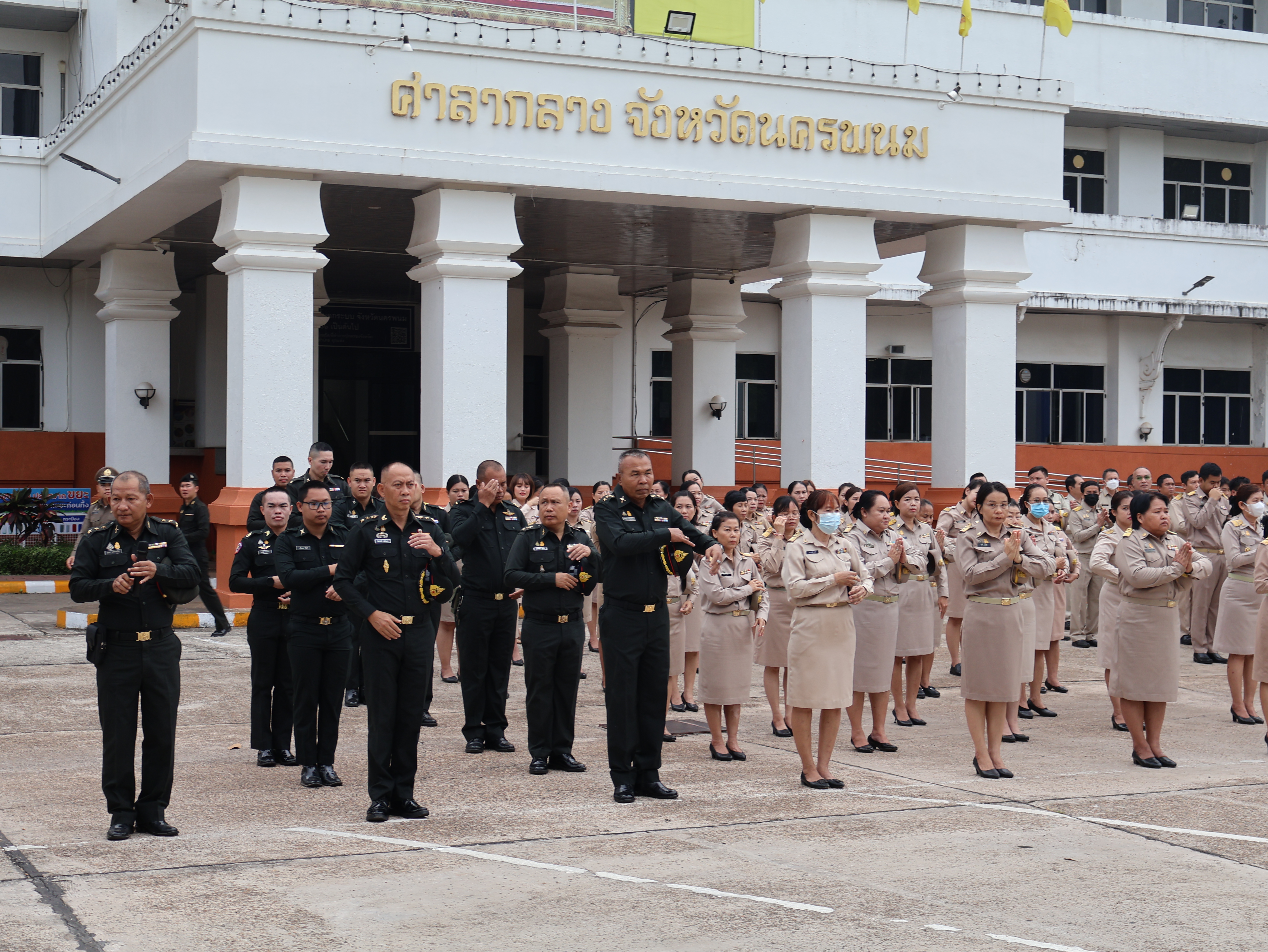 พช.นครพนม   ร่วมกิจกรรมเคารพธงชาติ สวดมนต์ไหว้พระ สร้างสำนึกรักและภาคภูมิใจในชาติไทย