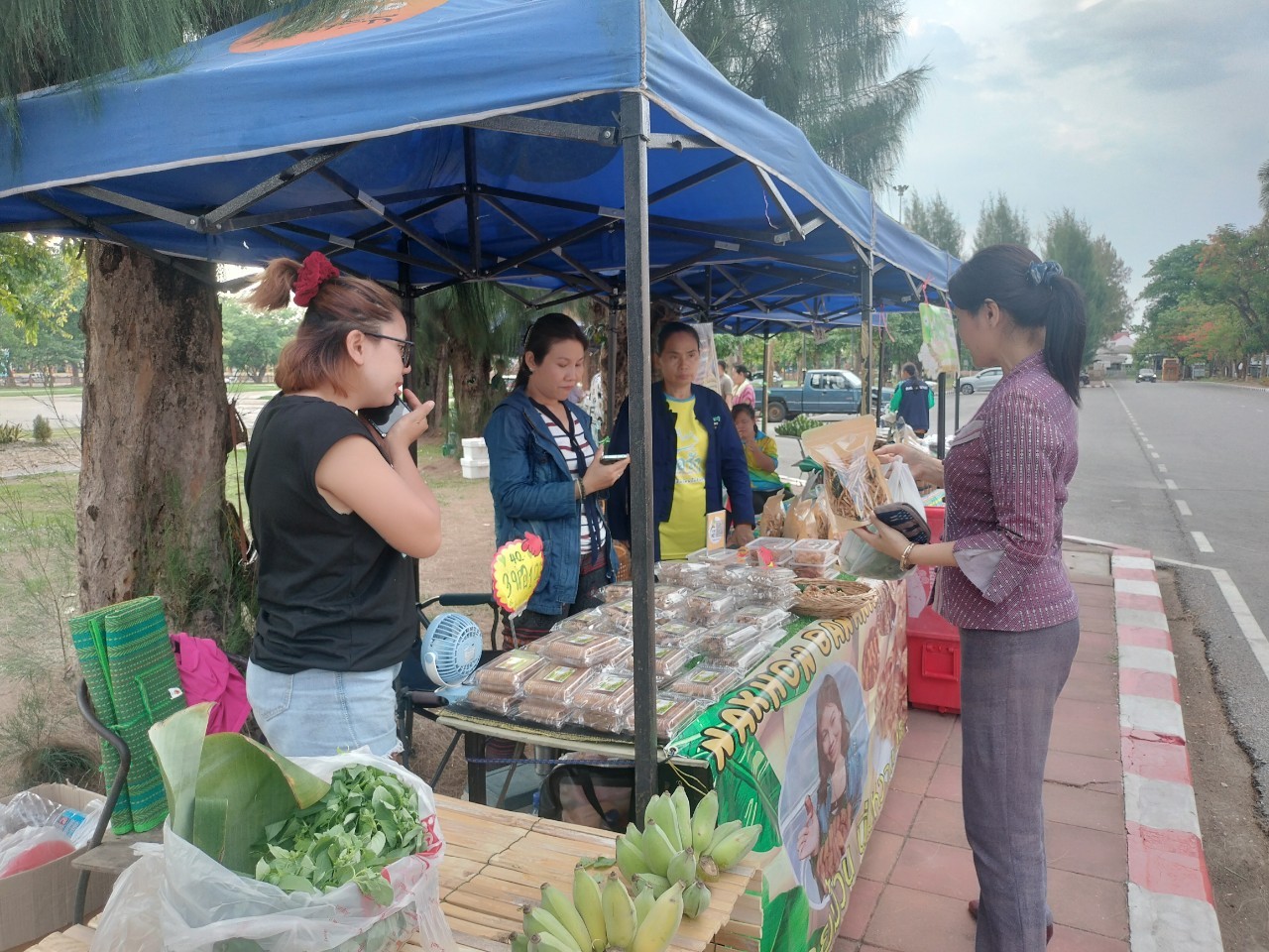 นครพนม   จัดแสดงและจำหน่ายผลผลิต โคก หนอง นา “ตลาดนัดโคก หนอง นา และอาหารปลอดภัย” สู่ความยั่งยืน