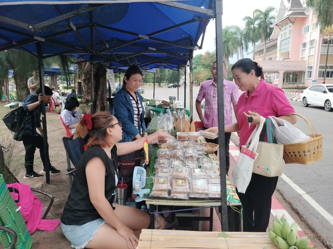 นครพนม   จัดแสดงและจำหน่ายผลผลิต โคก หนอง นา “ตลาดนัดโคก หนอง นา และอาหารปลอดภัย” สู่ความยั่งยืน