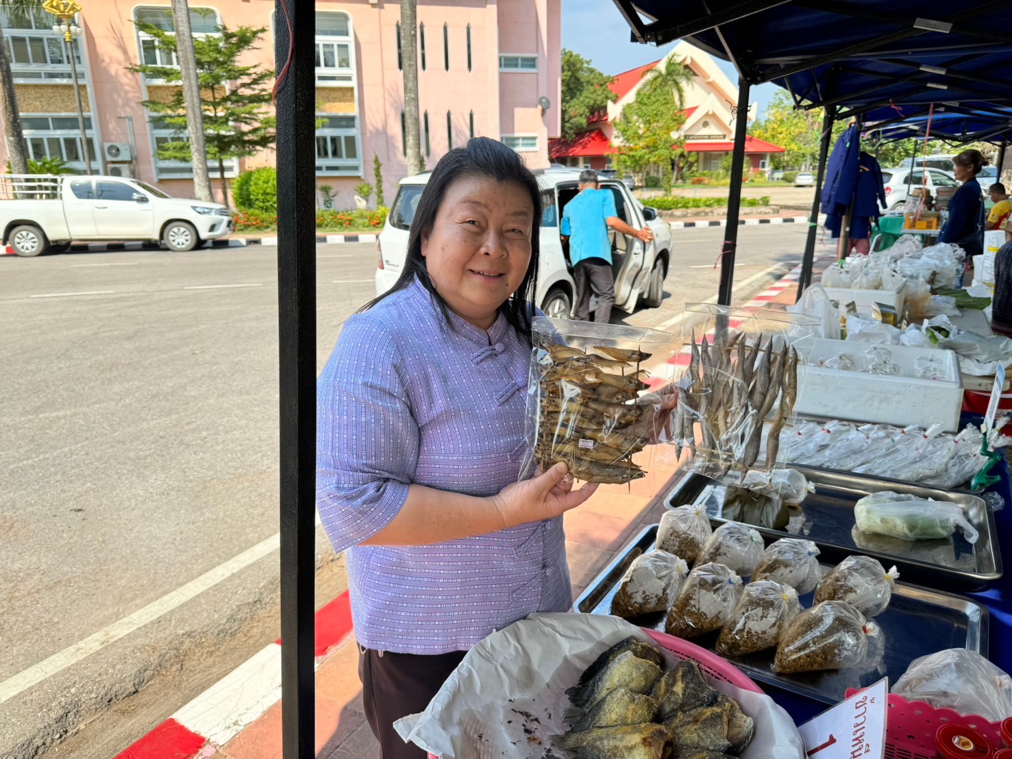 ผู้ว่าฯ นครพนม   ส่งเสริมการจัดแสดงและจำหน่ายผลผลิต โคก หนอง นา “ตลาดนัดโคก หนอง นา และอาหารปลอดภัย” สู่ความยั่งยืน