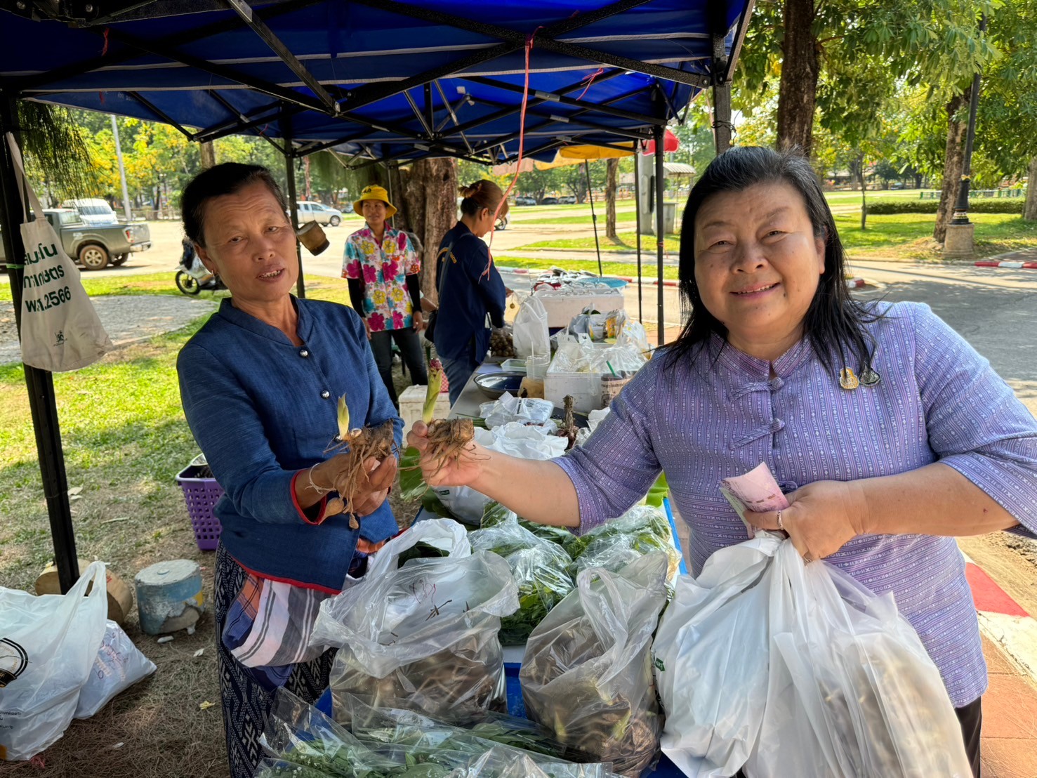 ผู้ว่าฯ นครพนม   ส่งเสริมการจัดแสดงและจำหน่ายผลผลิต โคก หนอง นา “ตลาดนัดโคก หนอง นา และอาหารปลอดภัย” สู่ความยั่งยืน