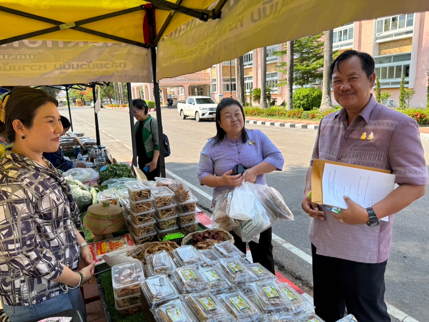 ผู้ว่าฯ นครพนม   ส่งเสริมการจัดแสดงและจำหน่ายผลผลิต โคก หนอง นา “ตลาดนัดโคก หนอง นา และอาหารปลอดภัย” สู่ความยั่งยืน