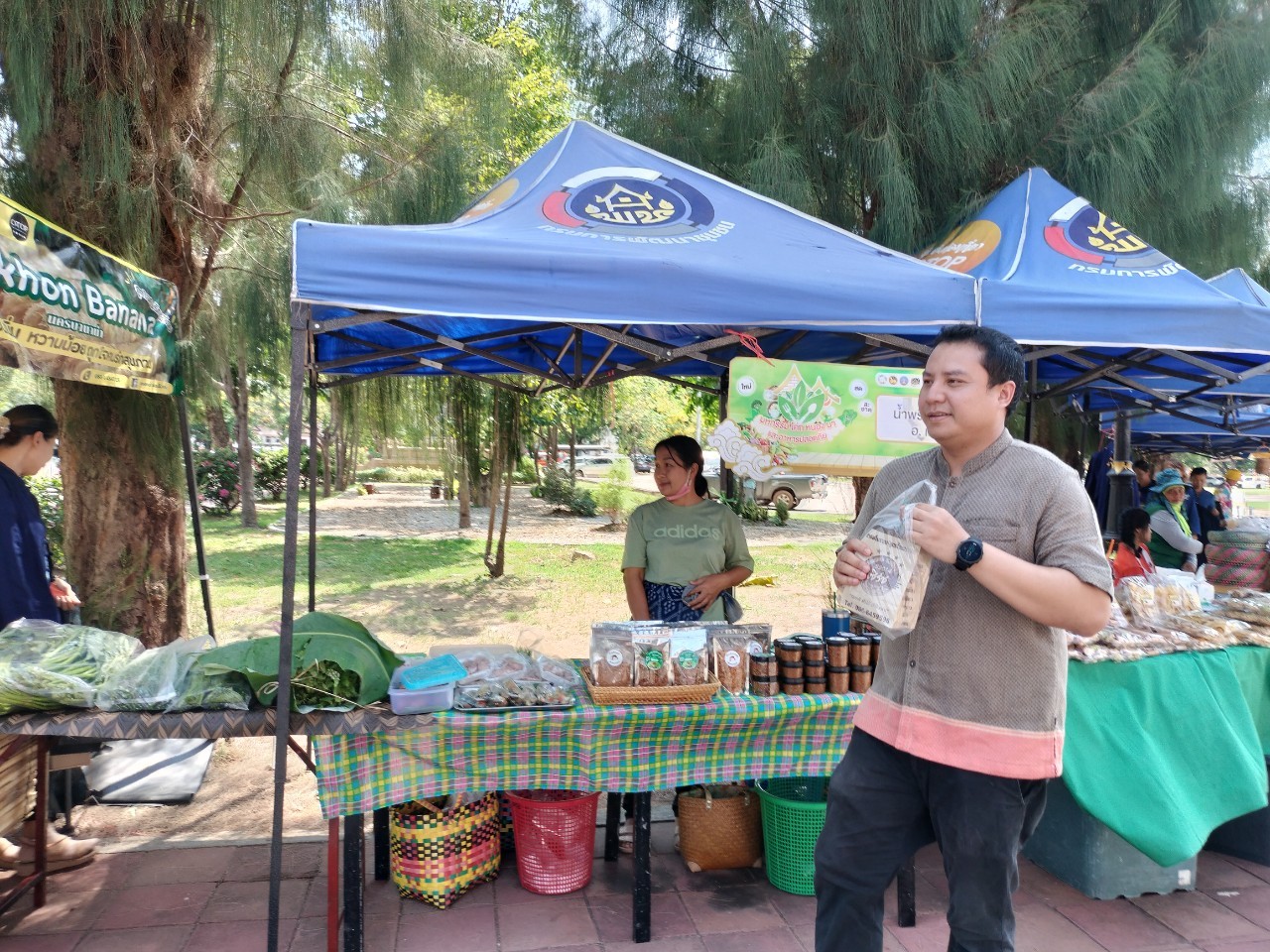 ผู้ว่าฯ นครพนม   ส่งเสริมการจัดแสดงและจำหน่ายผลผลิต โคก หนอง นา “ตลาดนัดโคก หนอง นา และอาหารปลอดภัย” สู่ความยั่งยืน