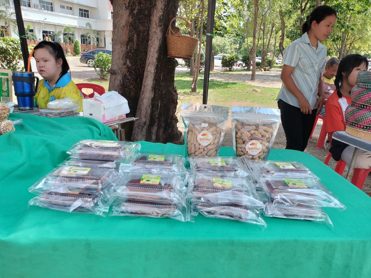 ผู้ว่าฯ นครพนม   ส่งเสริมการจัดแสดงและจำหน่ายผลผลิต โคก หนอง นา “ตลาดนัดโคก หนอง นา และอาหารปลอดภัย” สู่ความยั่งยืน