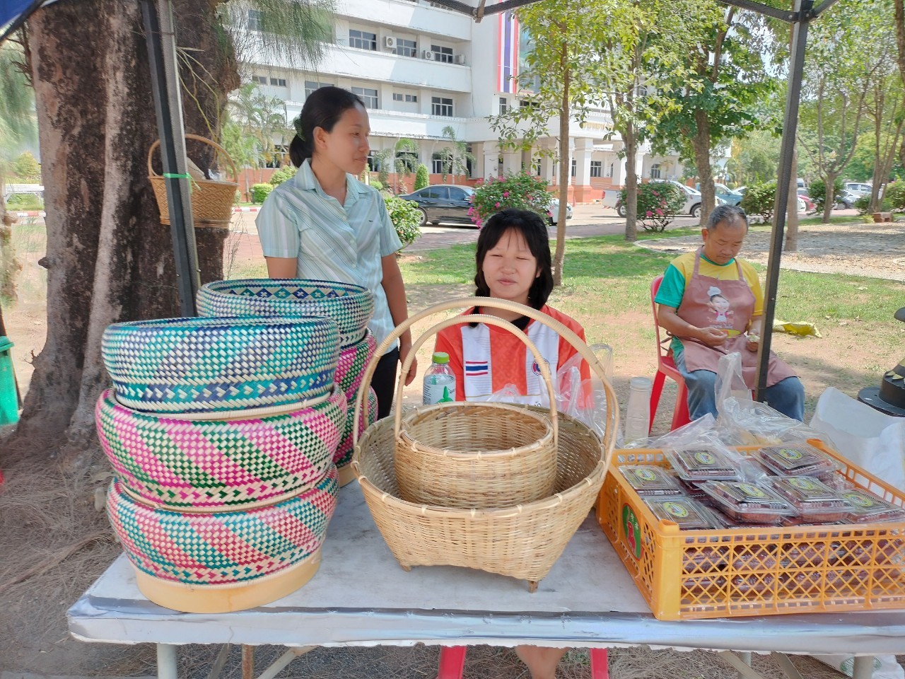 ผู้ว่าฯ นครพนม   ส่งเสริมการจัดแสดงและจำหน่ายผลผลิต โคก หนอง นา “ตลาดนัดโคก หนอง นา และอาหารปลอดภัย” สู่ความยั่งยืน