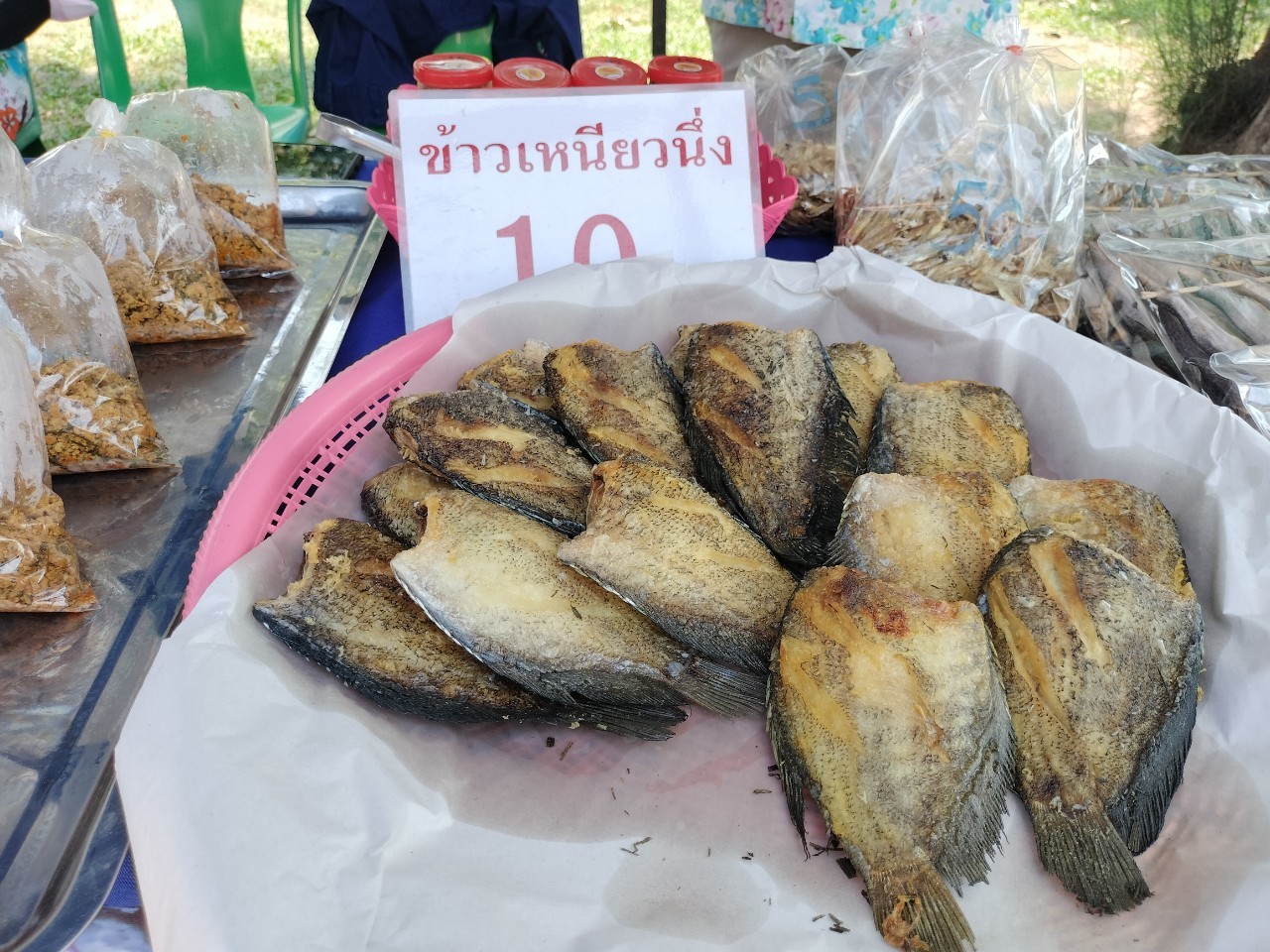 ผู้ว่าฯ นครพนม   ส่งเสริมการจัดแสดงและจำหน่ายผลผลิต โคก หนอง นา “ตลาดนัดโคก หนอง นา และอาหารปลอดภัย” สู่ความยั่งยืน