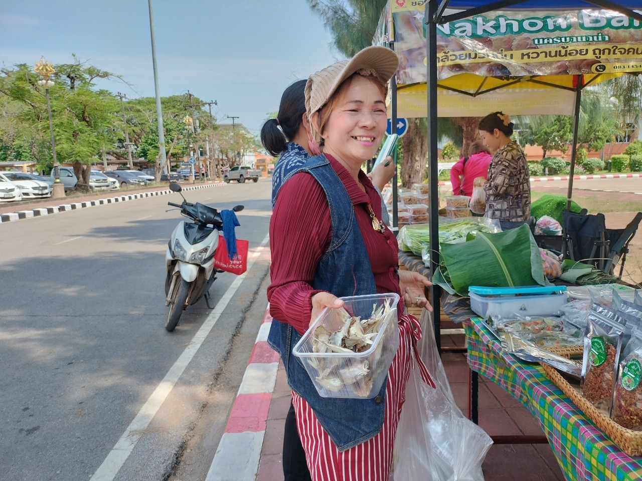 ผู้ว่าฯ นครพนม   ส่งเสริมการจัดแสดงและจำหน่ายผลผลิต โคก หนอง นา “ตลาดนัดโคก หนอง นา และอาหารปลอดภัย” สู่ความยั่งยืน