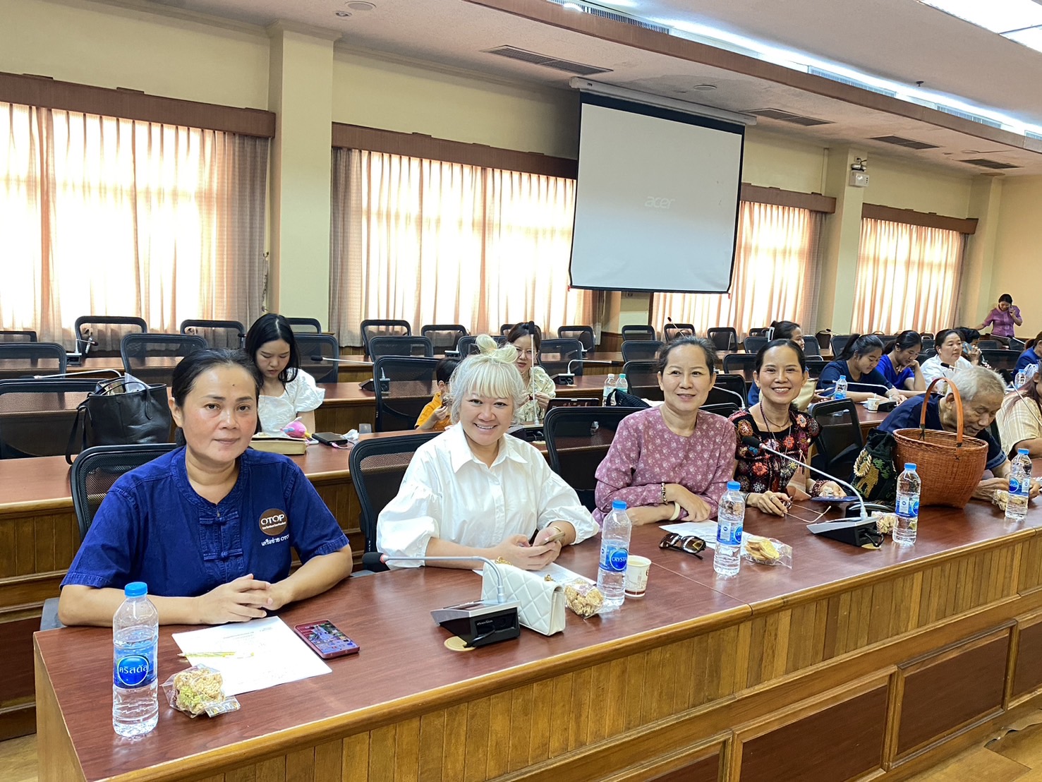 พช.นครพนม   ประชุมคัดเลือกผู้ผลิต ผู้ประกอบการ OTOP เข้าร่วมงาน OTOP Midyear 2024