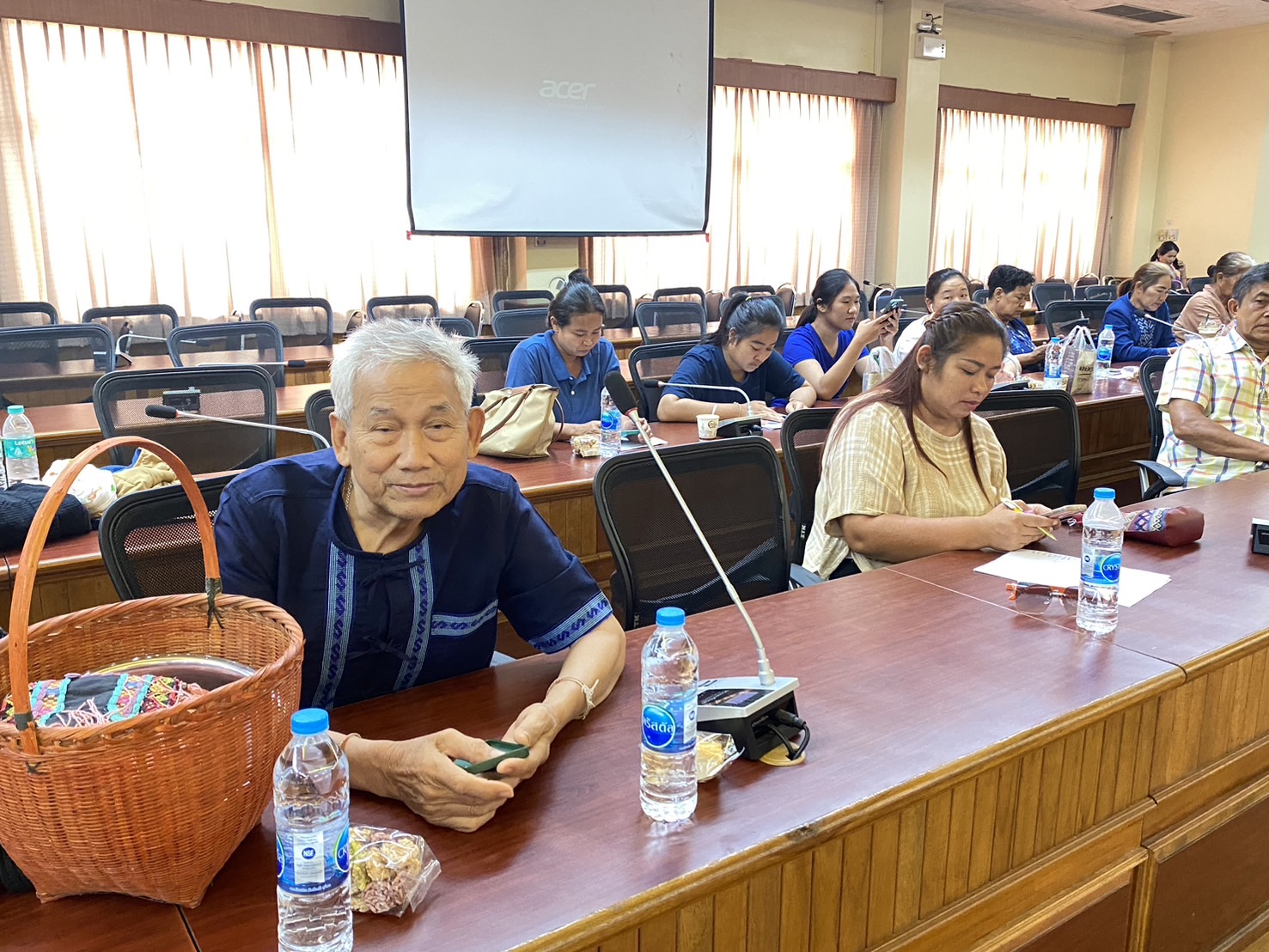พช.นครพนม   ประชุมคัดเลือกผู้ผลิต ผู้ประกอบการ OTOP เข้าร่วมงาน OTOP Midyear 2024