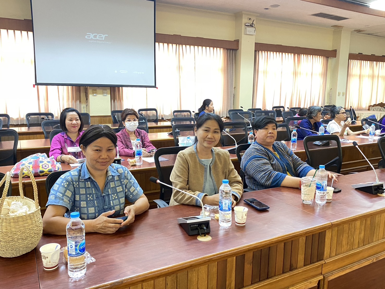 พช.นครพนม   ประชุมคัดเลือกผู้ผลิต ผู้ประกอบการ OTOP เข้าร่วมงาน OTOP Midyear 2024