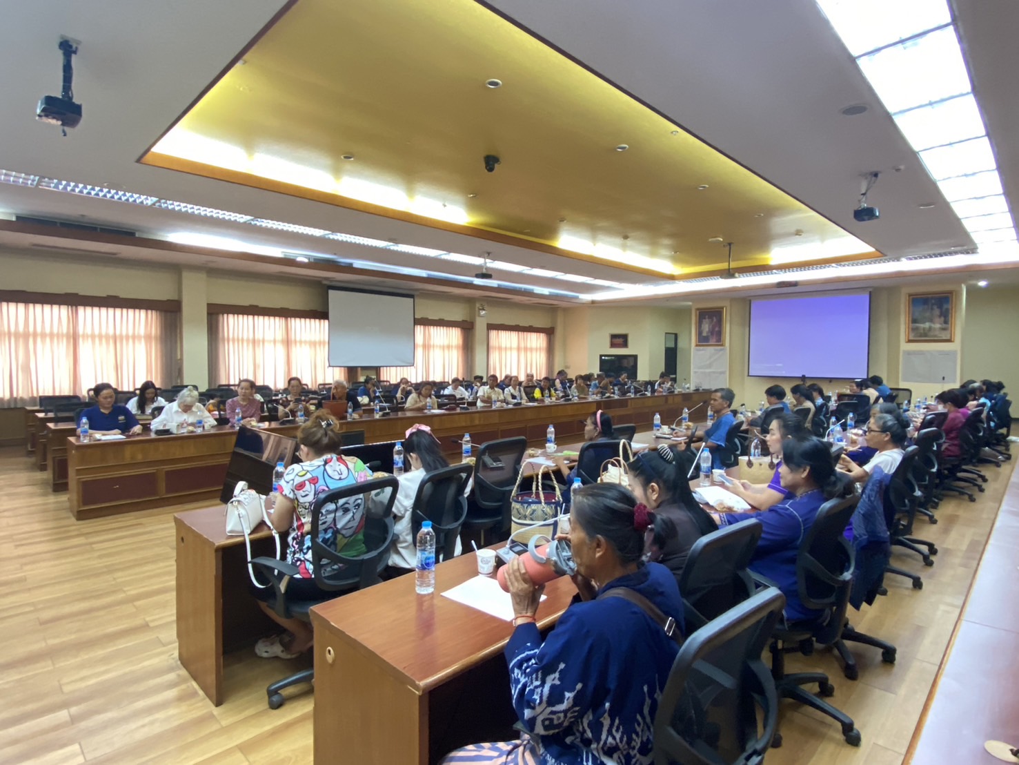 พช.นครพนม   ประชุมคัดเลือกผู้ผลิต ผู้ประกอบการ OTOP เข้าร่วมงาน OTOP Midyear 2024