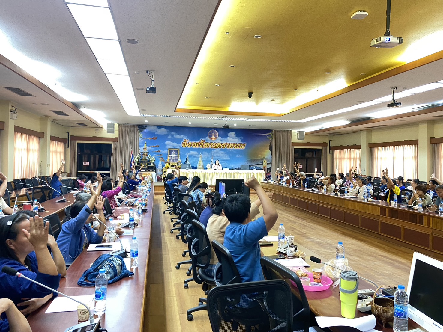พช.นครพนม   ประชุมคัดเลือกผู้ผลิต ผู้ประกอบการ OTOP เข้าร่วมงาน OTOP Midyear 2024