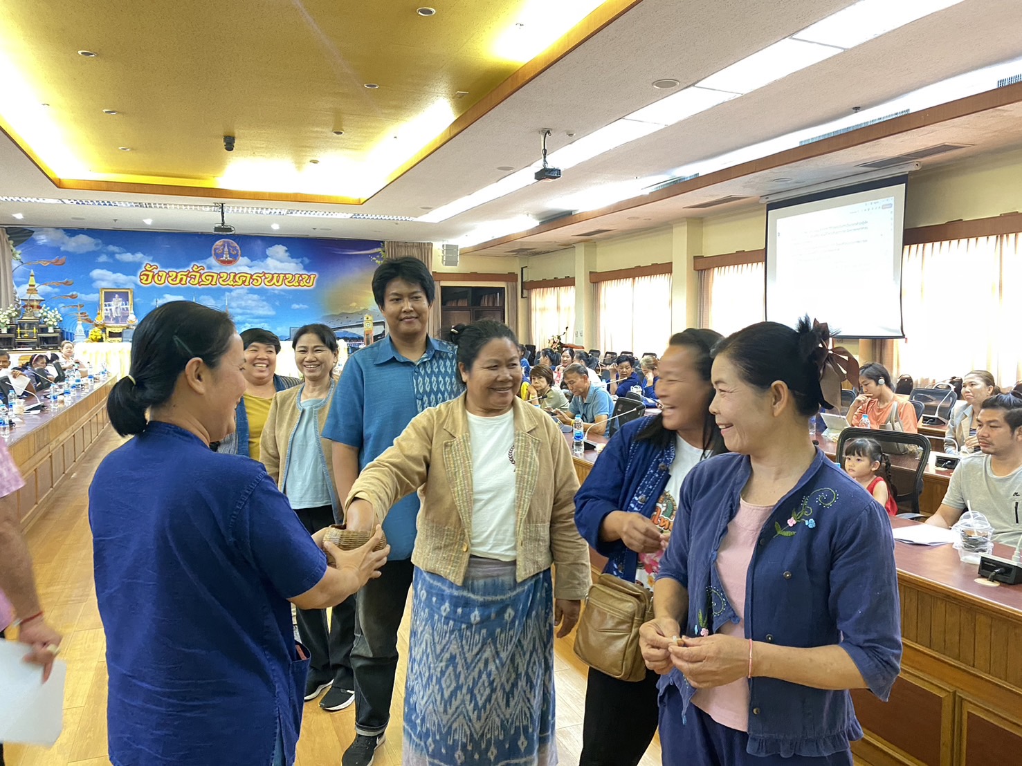 พช.นครพนม   ประชุมคัดเลือกผู้ผลิต ผู้ประกอบการ OTOP เข้าร่วมงาน OTOP Midyear 2024