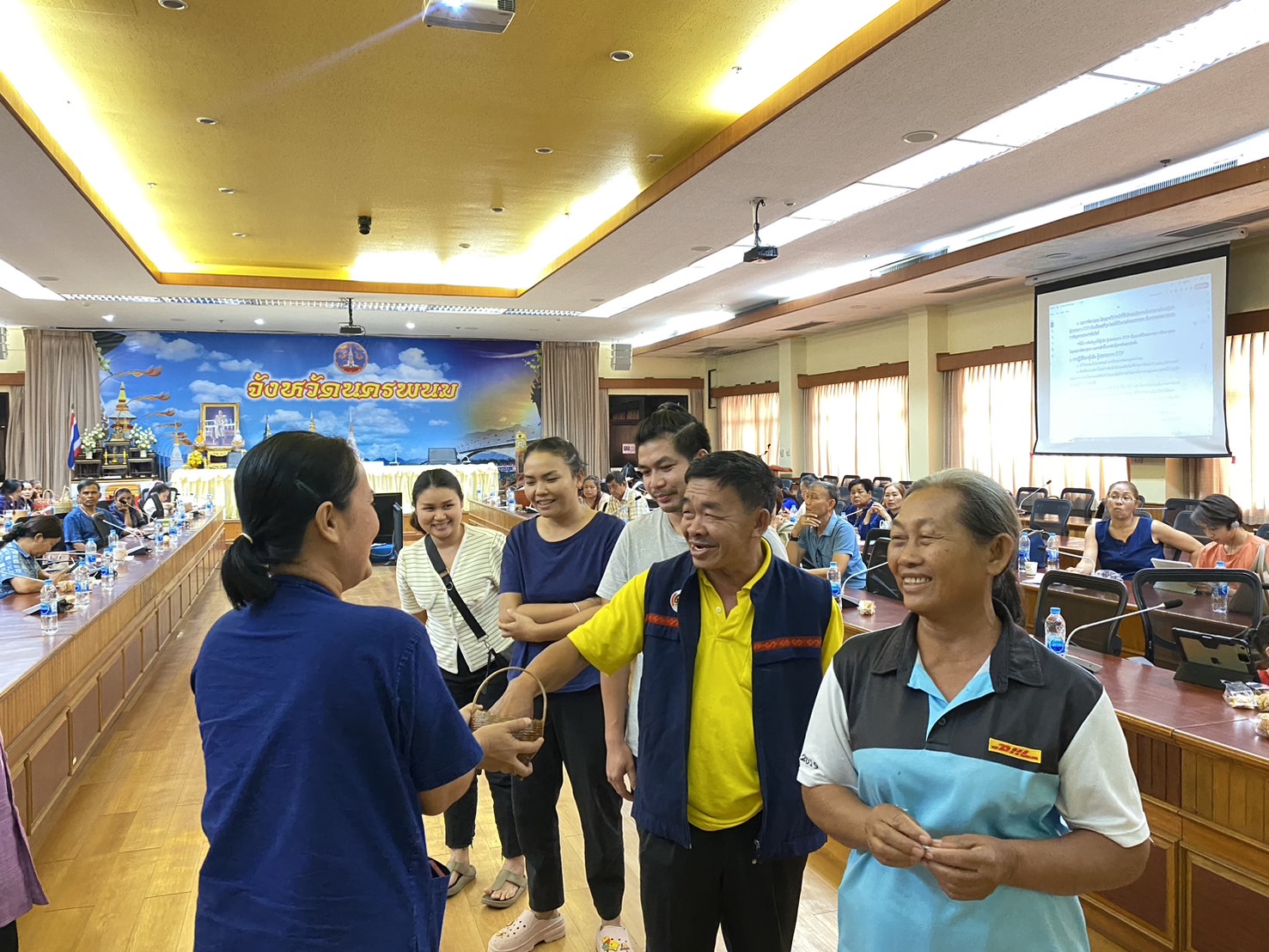 พช.นครพนม   ประชุมคัดเลือกผู้ผลิต ผู้ประกอบการ OTOP เข้าร่วมงาน OTOP Midyear 2024