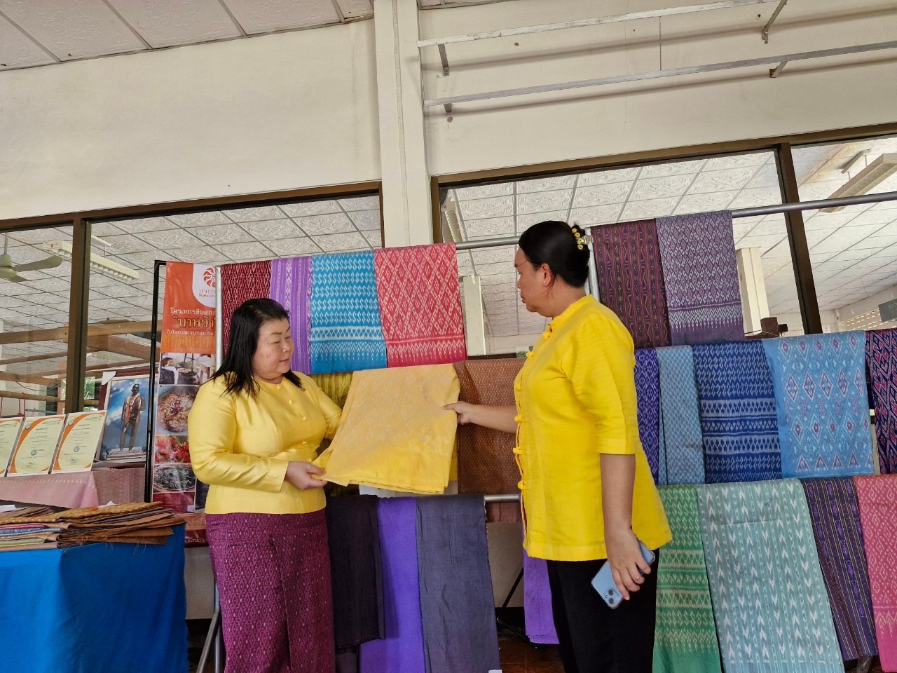 นครพนม   เร่งส่งเสริมการทอผ้าเข้าร่วมประกวดลายพระราชทาน “ผ้าลายสิริวชิราภรณ์” และงานหัตถกรรม