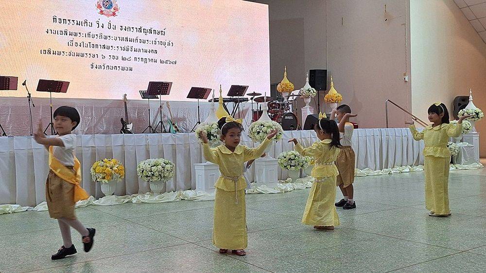 พช.นครพนม   ร่วมพิธีรับธงตราสัญลักษณ์งานเฉลิมพระเกียรติพระบาทสมเด็จพระเจ้าอยู่หัวฯ เนื่องในโอกาสพระราชพิธีมหามงคลเฉลิมพระชนมพรรษา 6 รอบ 28 กรกฎาคม 2567
