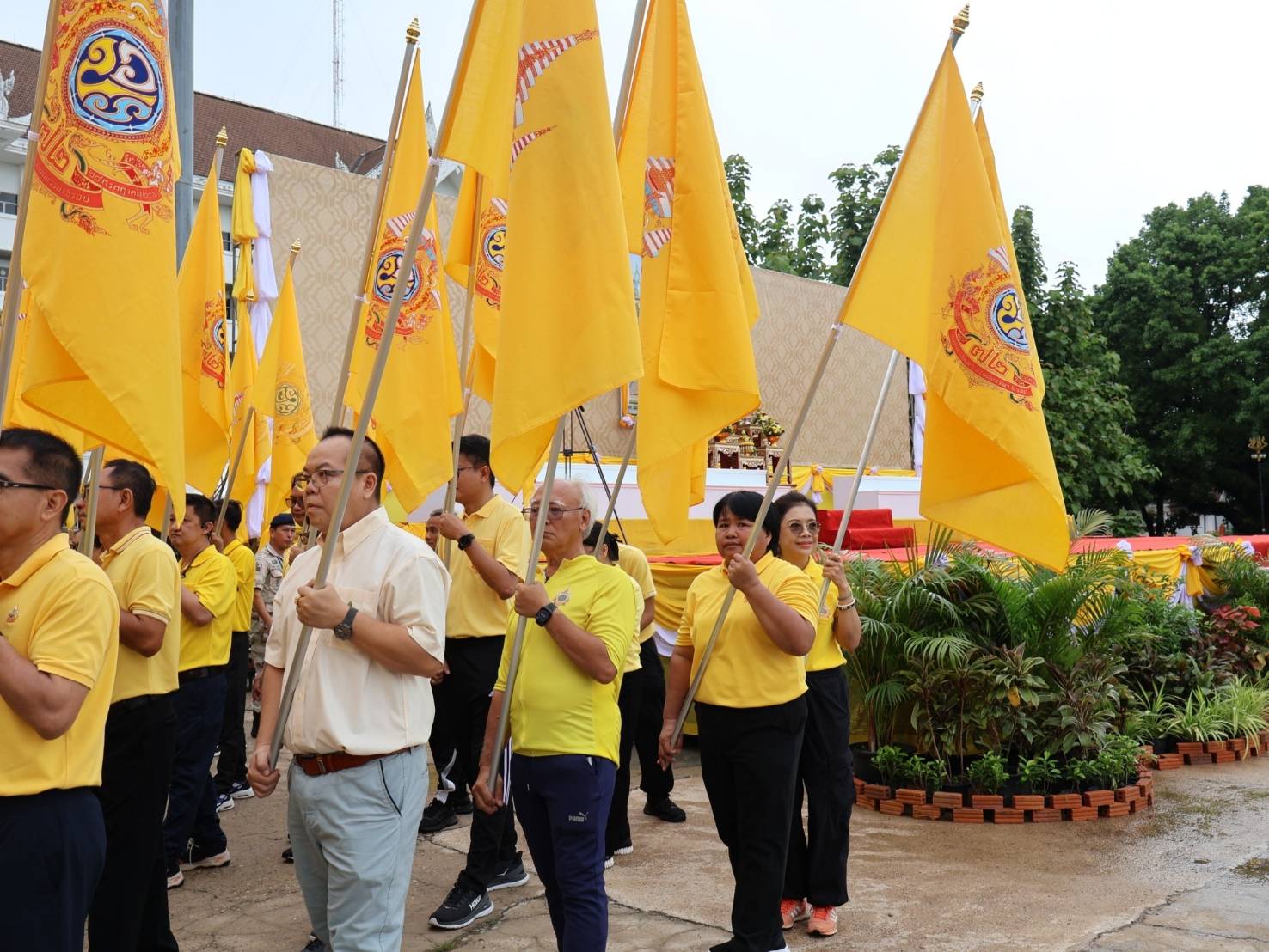 พช.นครพนม   ร่วมกิจกรรมเดิน วิ่ง ปั่น ธงตราสัญลักษณ์งานเฉลิมพระเกียรติพระบาทสมเด็จพระเจ้าอยู่หัว เนื่องในโอกาสพระราชพิธีมหามงคลเฉลิมพระชนมพรรษา 6 รอบ 28 กรกฎาคม 2567 ส่งมอบต่อให้จังหวัดสกลนคร