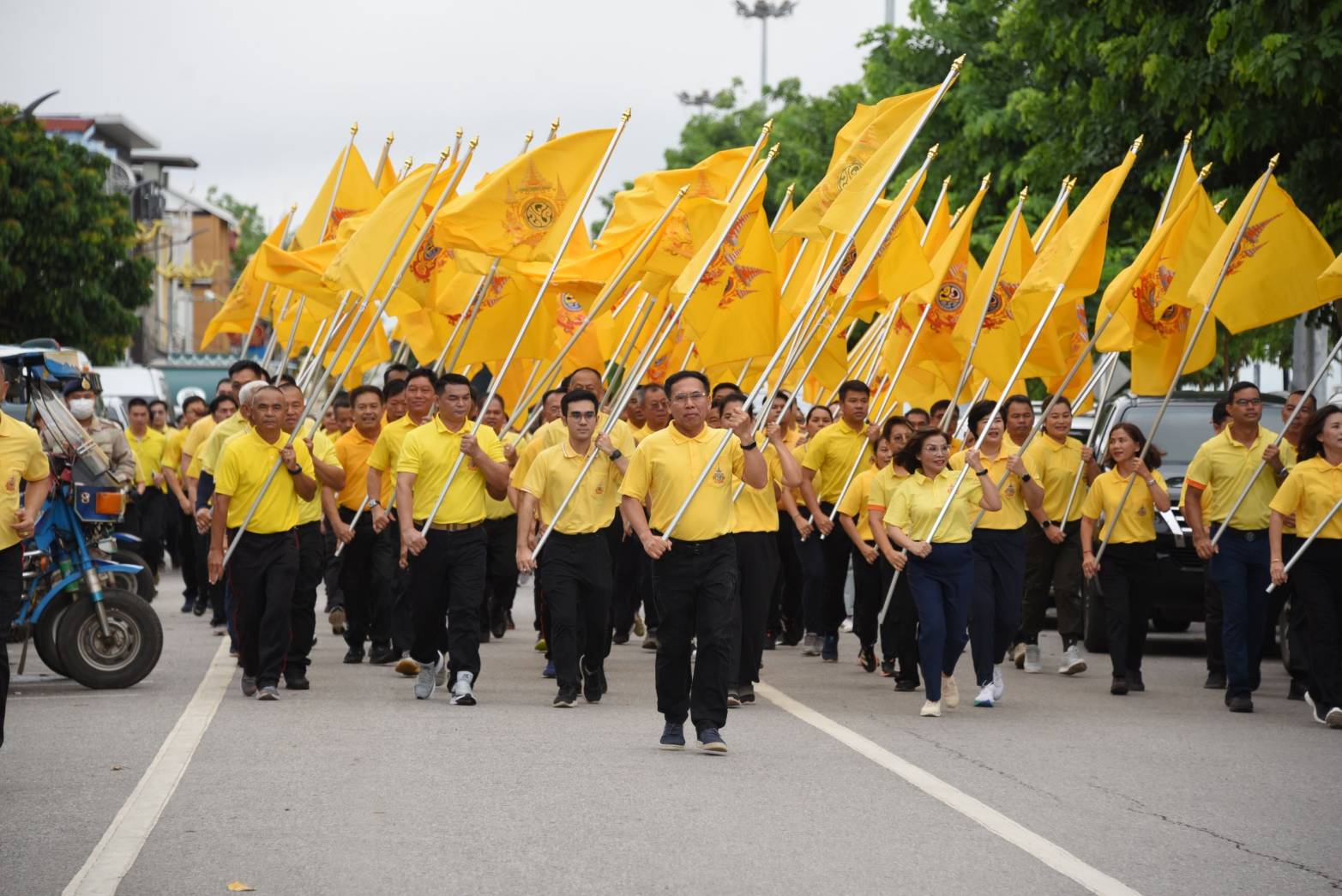 พช.นครพนม   ร่วมกิจกรรมเดิน วิ่ง ปั่น ธงตราสัญลักษณ์งานเฉลิมพระเกียรติพระบาทสมเด็จพระเจ้าอยู่หัว เนื่องในโอกาสพระราชพิธีมหามงคลเฉลิมพระชนมพรรษา 6 รอบ 28 กรกฎาคม 2567 ส่งมอบต่อให้จังหวัดสกลนคร