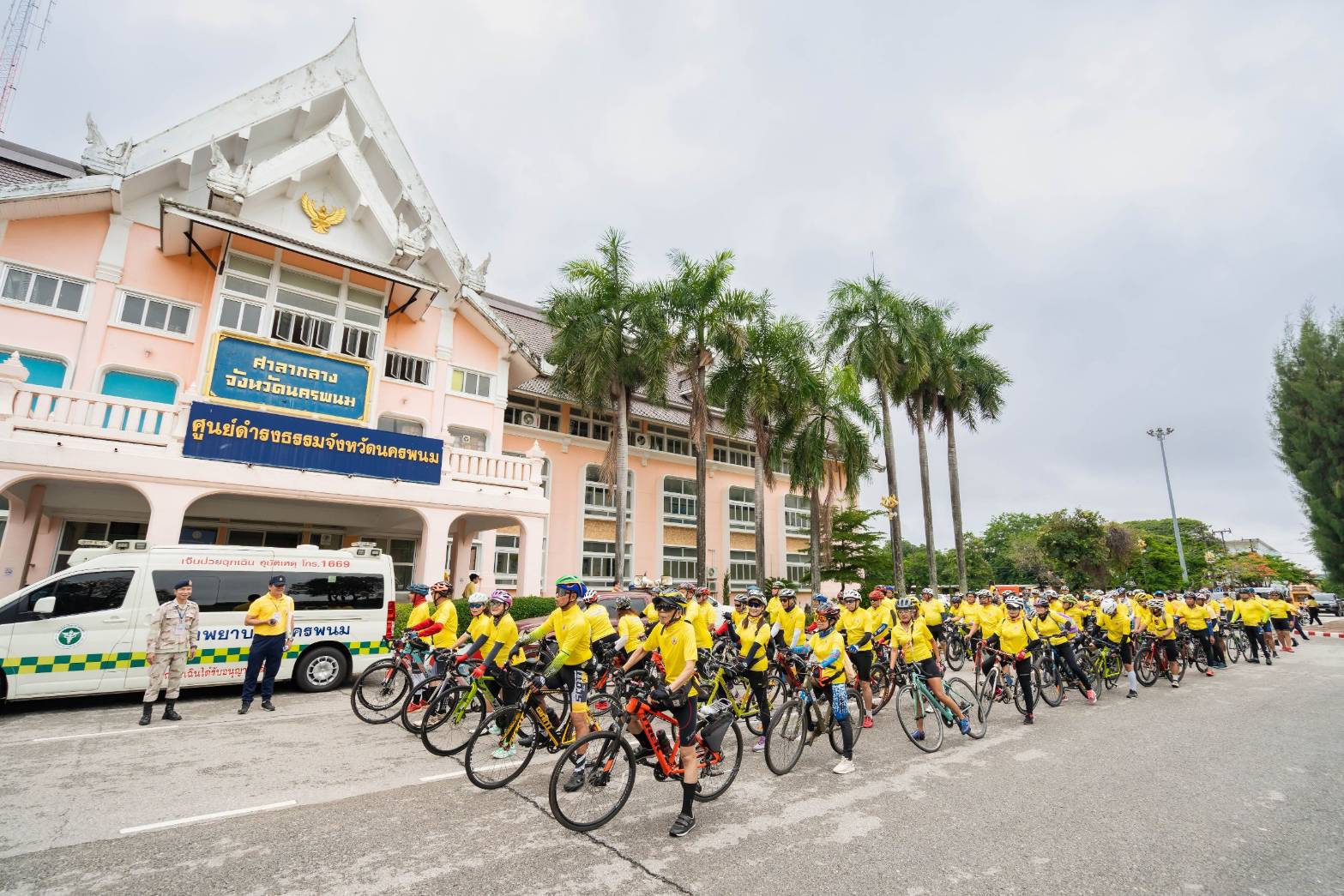 พช.นครพนม   ร่วมกิจกรรมเดิน วิ่ง ปั่น ธงตราสัญลักษณ์งานเฉลิมพระเกียรติพระบาทสมเด็จพระเจ้าอยู่หัว เนื่องในโอกาสพระราชพิธีมหามงคลเฉลิมพระชนมพรรษา 6 รอบ 28 กรกฎาคม 2567 ส่งมอบต่อให้จังหวัดสกลนคร