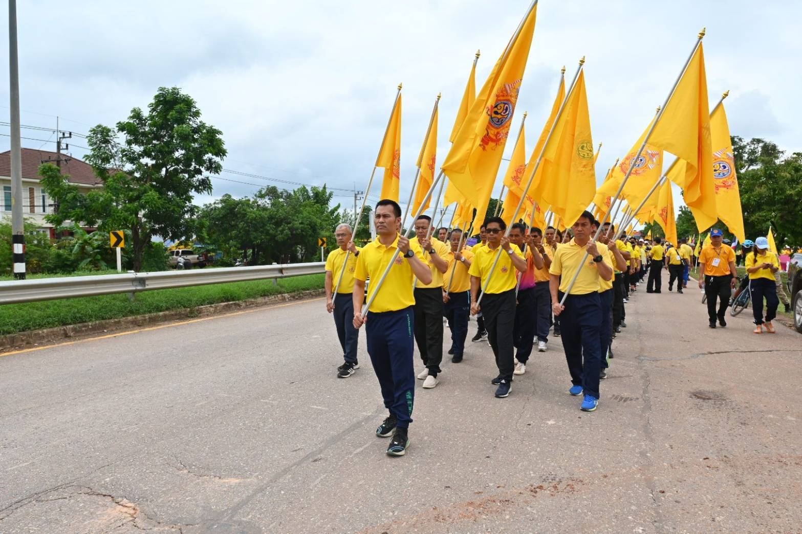 พช.นครพนม   ร่วมกิจกรรมเดิน วิ่ง ปั่น ธงตราสัญลักษณ์งานเฉลิมพระเกียรติพระบาทสมเด็จพระเจ้าอยู่หัว เนื่องในโอกาสพระราชพิธีมหามงคลเฉลิมพระชนมพรรษา 6 รอบ 28 กรกฎาคม 2567 ส่งมอบต่อให้จังหวัดสกลนคร
