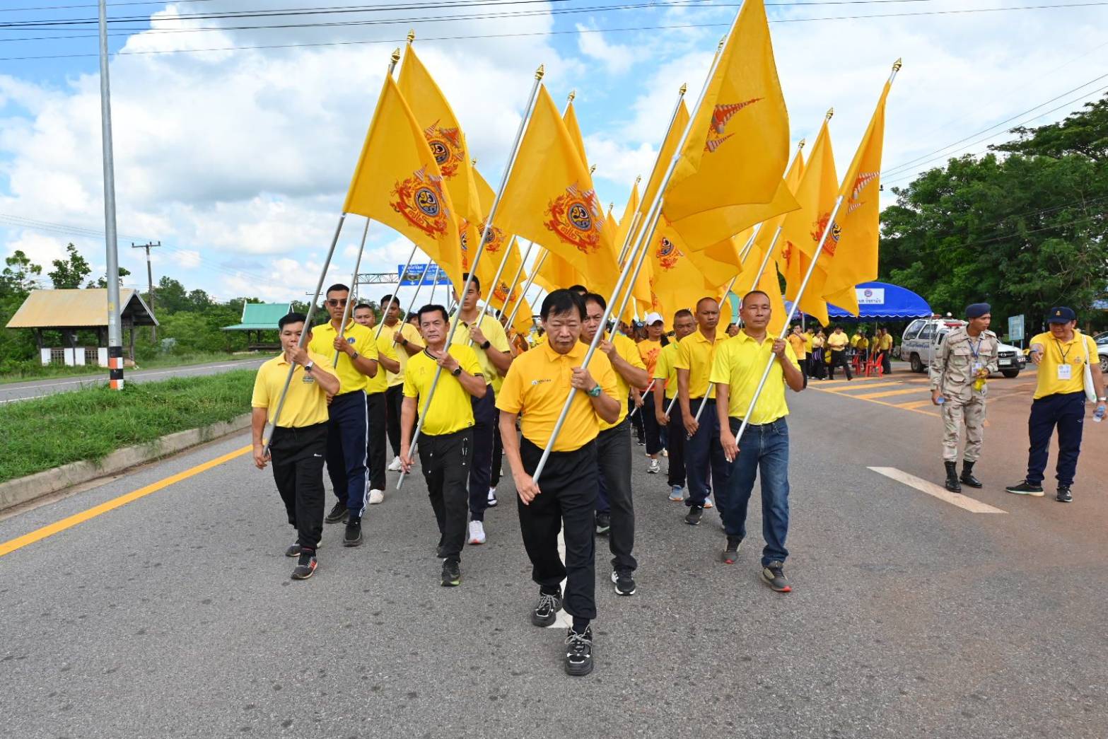 พช.นครพนม   ร่วมกิจกรรมเดิน วิ่ง ปั่น ธงตราสัญลักษณ์งานเฉลิมพระเกียรติพระบาทสมเด็จพระเจ้าอยู่หัว เนื่องในโอกาสพระราชพิธีมหามงคลเฉลิมพระชนมพรรษา 6 รอบ 28 กรกฎาคม 2567 ส่งมอบต่อให้จังหวัดสกลนคร