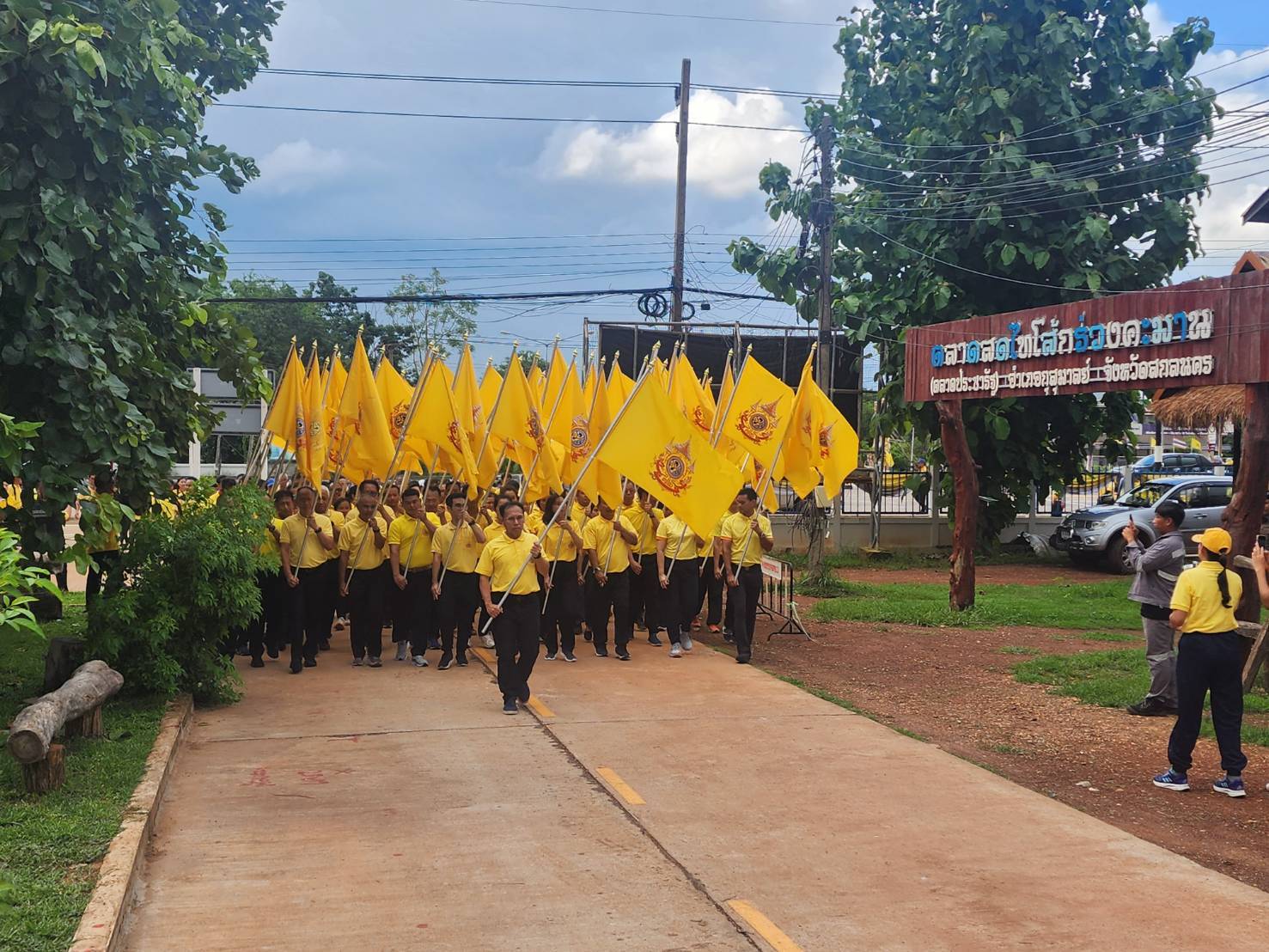 พช.นครพนม   ร่วมกิจกรรมเดิน วิ่ง ปั่น ธงตราสัญลักษณ์งานเฉลิมพระเกียรติพระบาทสมเด็จพระเจ้าอยู่หัว เนื่องในโอกาสพระราชพิธีมหามงคลเฉลิมพระชนมพรรษา 6 รอบ 28 กรกฎาคม 2567 ส่งมอบต่อให้จังหวัดสกลนคร