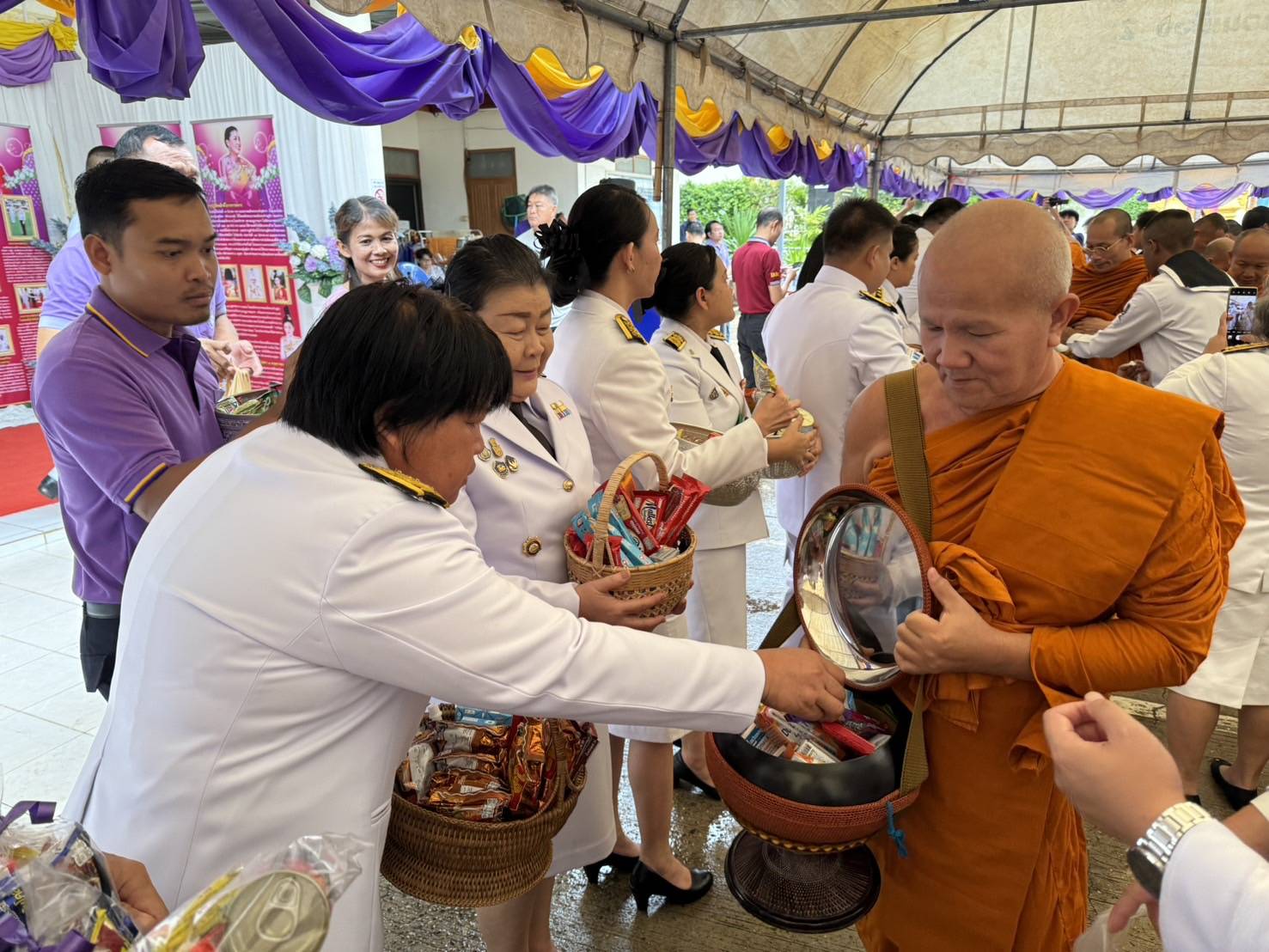 พช.นครพนม   ร่วมพิธีเจริญพระพุทธมนต์และพิธีทำบุญตักบาตร เฉลิมพระเกียรติสมเด็จพระนางเจ้าฯ พระบรมราชินี เนื่องในโอกาสวันเฉลิมพระชนมพรรษา 3 มิถุนายน 2567