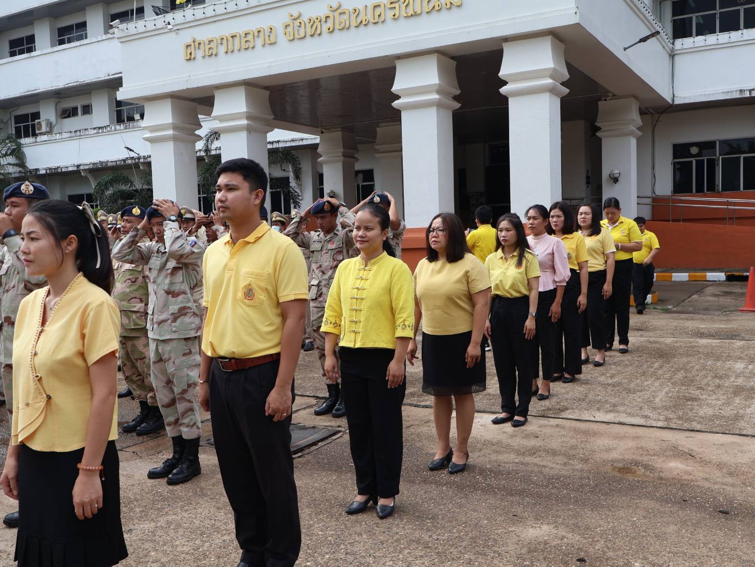 พช.นครพนม   ร่วมกิจกรรมเคารพธงชาติ สวดมนต์ไหว้พระ สร้างสำนึกรักและภาคภูมิใจในชาติไทย