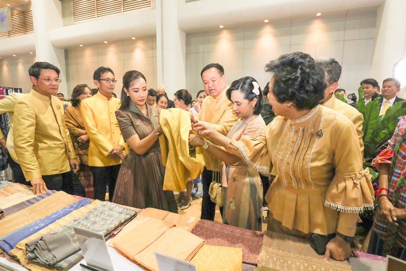 นครพนม   ร่วมเปิดงาน OTOP Midyear 2024 “หลากหลายผลิตภัณฑ์ สีสันภูมิปัญญาไทย” สุดยิ่งใหญ่อลังการ