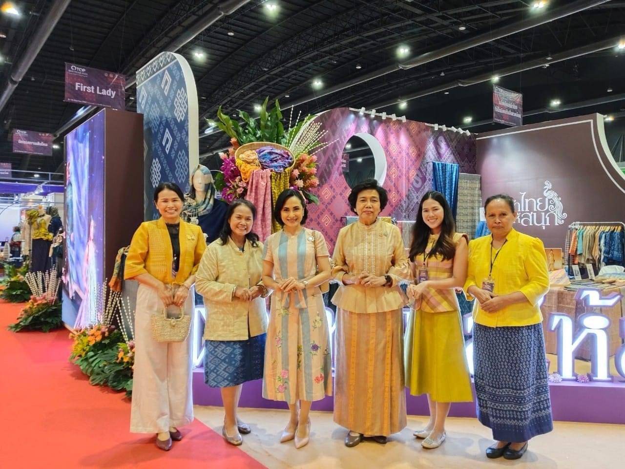 นครพนม   ร่วมเปิดงาน OTOP Midyear 2024 “หลากหลายผลิตภัณฑ์ สีสันภูมิปัญญาไทย” สุดยิ่งใหญ่อลังการ