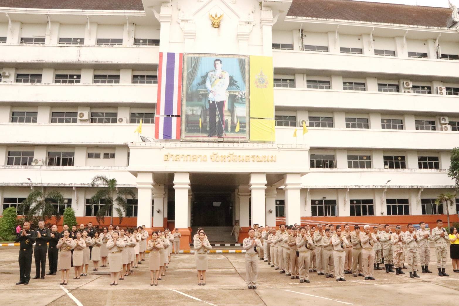 พช.นครพนม   ร่วมกิจกรรมเคารพธงชาติ สวดมนต์ไหว้พระ สร้างสำนึกรักและภาคภูมิใจในชาติไทย