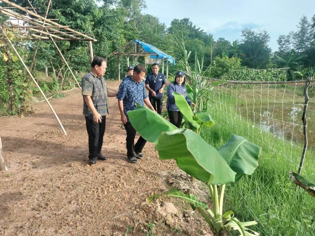พช.นครพนม   ติดตามผลการส่งเสริมเศรษฐกิจชุมชน คนนครพนม “จากใบตองกล้วยธรรมดา สู่ มูลค่าเพิ่มทางเศรษฐกิจ”