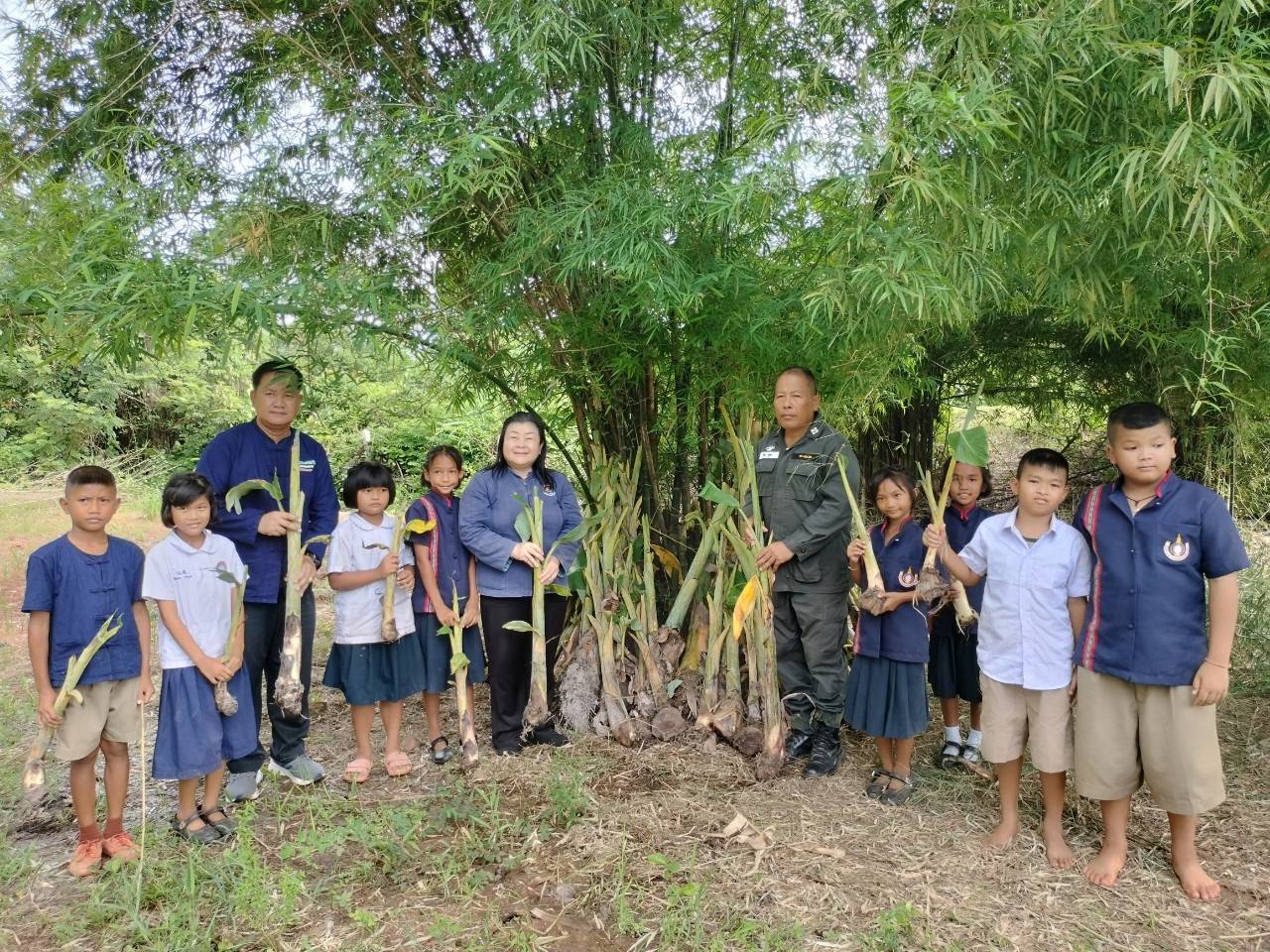 พช.นครพนม   ติดตามผลการส่งเสริมเศรษฐกิจชุมชน คนนครพนม “จากใบตองกล้วยธรรมดา สู่ มูลค่าเพิ่มทางเศรษฐกิจ”