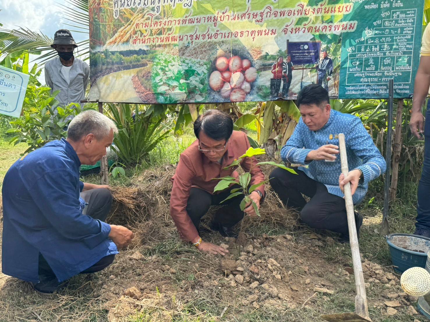 ผู้ตรวจราชการกระทรวงมหาดไทย พร้อมคณะ   ลงพื้นที่ตรวจติดตามการดำเนินงานโครงการและผลการปฏิบัติราชการตามนโยบายของรัฐบาลและกระทรวงมหาดไทย ในพื้นที่เขตตรวจราชการที่ 11 ประจำปี 2567 การดำเนินโครงการขยายผลการพัฒนาพื้นที่ต้นแบบการพัฒนาคุณภาพชีวิต ตามหลักทฤษฎีใหม่ประยุกต์สู่ “โคก หนอง นา” เฉลิมพระเกียรติพระบาทสมเด็จพระเจ้าอยู่หัว เนื่องในโอกาสมหามงคลเฉลิมพระชนมพรรษา 6 รอบ 28 กรกฎาคม 2567  พื้นที่จังหวัดนครพนม