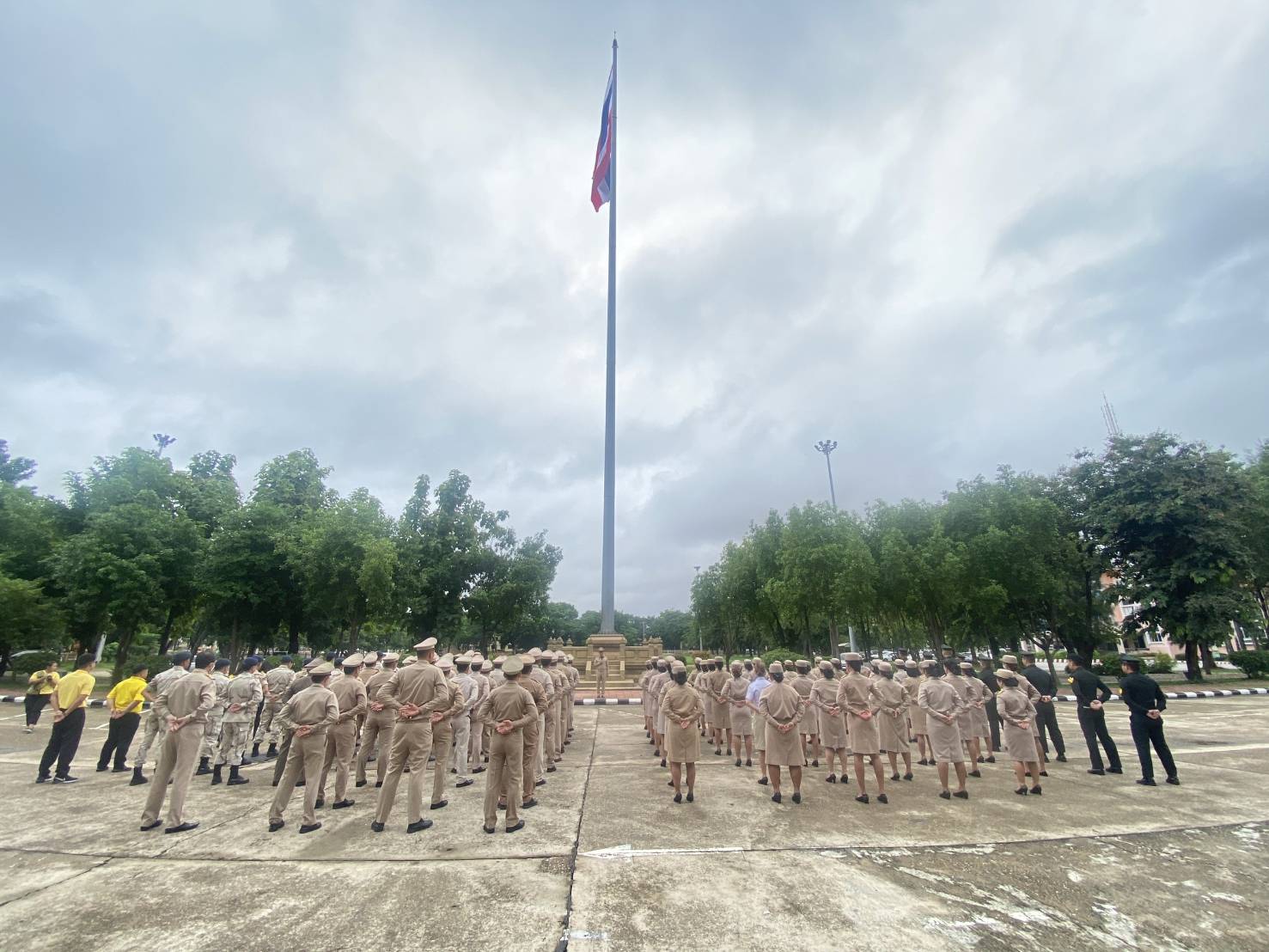 พช.นครพนม   ร่วมกิจกรรมเคารพธงชาติ สวดมนต์ไหว้พระ สร้างสำนึกรักและภาคภูมิใจในชาติไทย