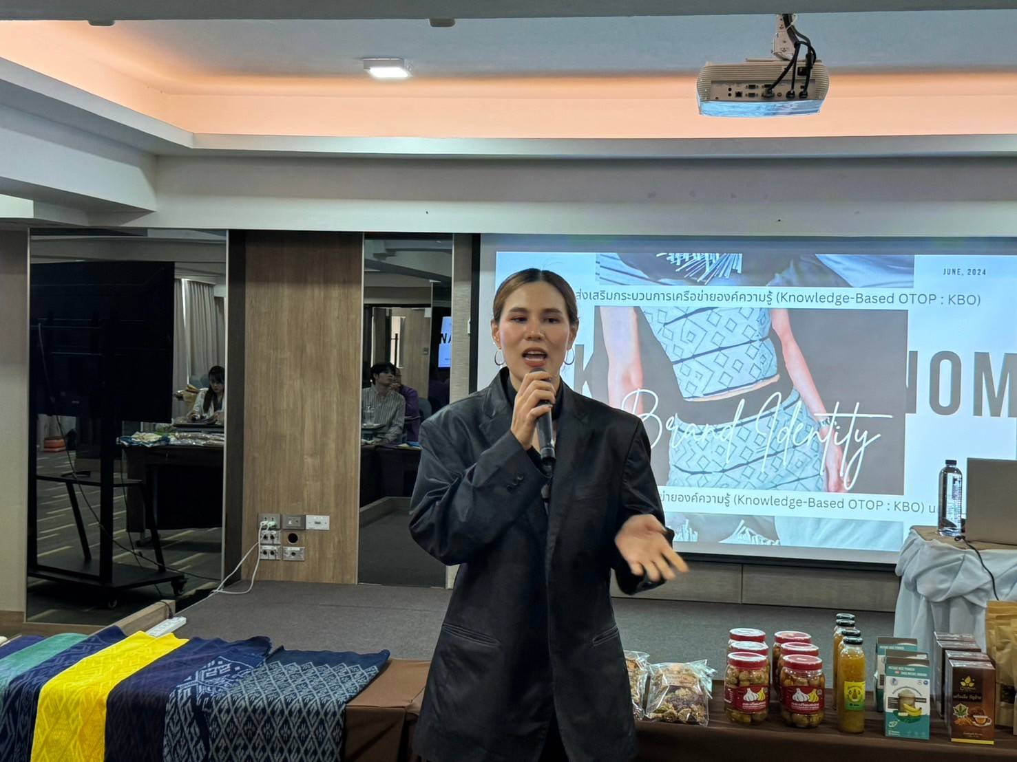 จังหวัดนครพนม   ส่งเสริมกระบวนการเครือข่ายองค์ความรู้ (Knowledge-Based OTOP : KBO) พัฒนาผลิตภัณฑ์มีคุณภาพ ได้มาตรฐานด้วยองค์ความรู้และนวัตกรรม