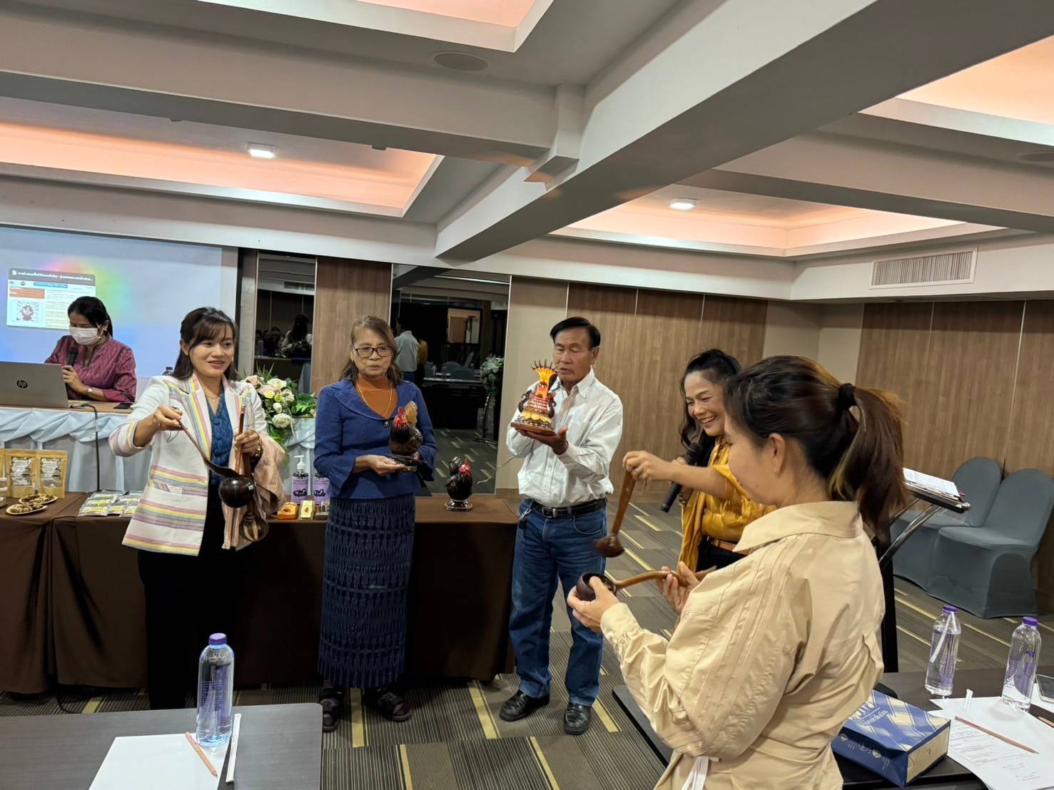 จังหวัดนครพนม   ส่งเสริมกระบวนการเครือข่ายองค์ความรู้ (Knowledge-Based OTOP : KBO) พัฒนาผลิตภัณฑ์มีคุณภาพ ได้มาตรฐานด้วยองค์ความรู้และนวัตกรรม