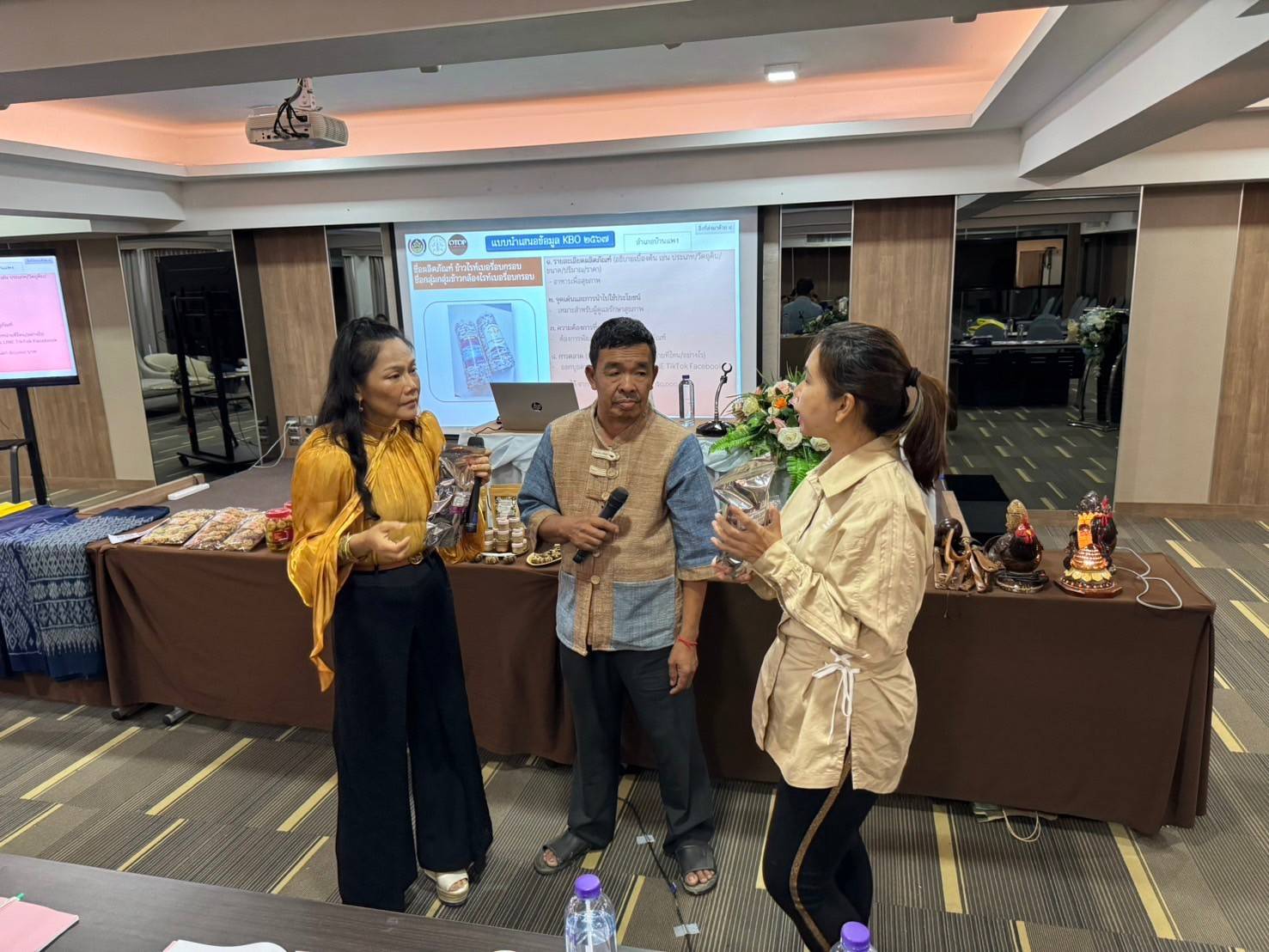 จังหวัดนครพนม   ส่งเสริมกระบวนการเครือข่ายองค์ความรู้ (Knowledge-Based OTOP : KBO) พัฒนาผลิตภัณฑ์มีคุณภาพ ได้มาตรฐานด้วยองค์ความรู้และนวัตกรรม