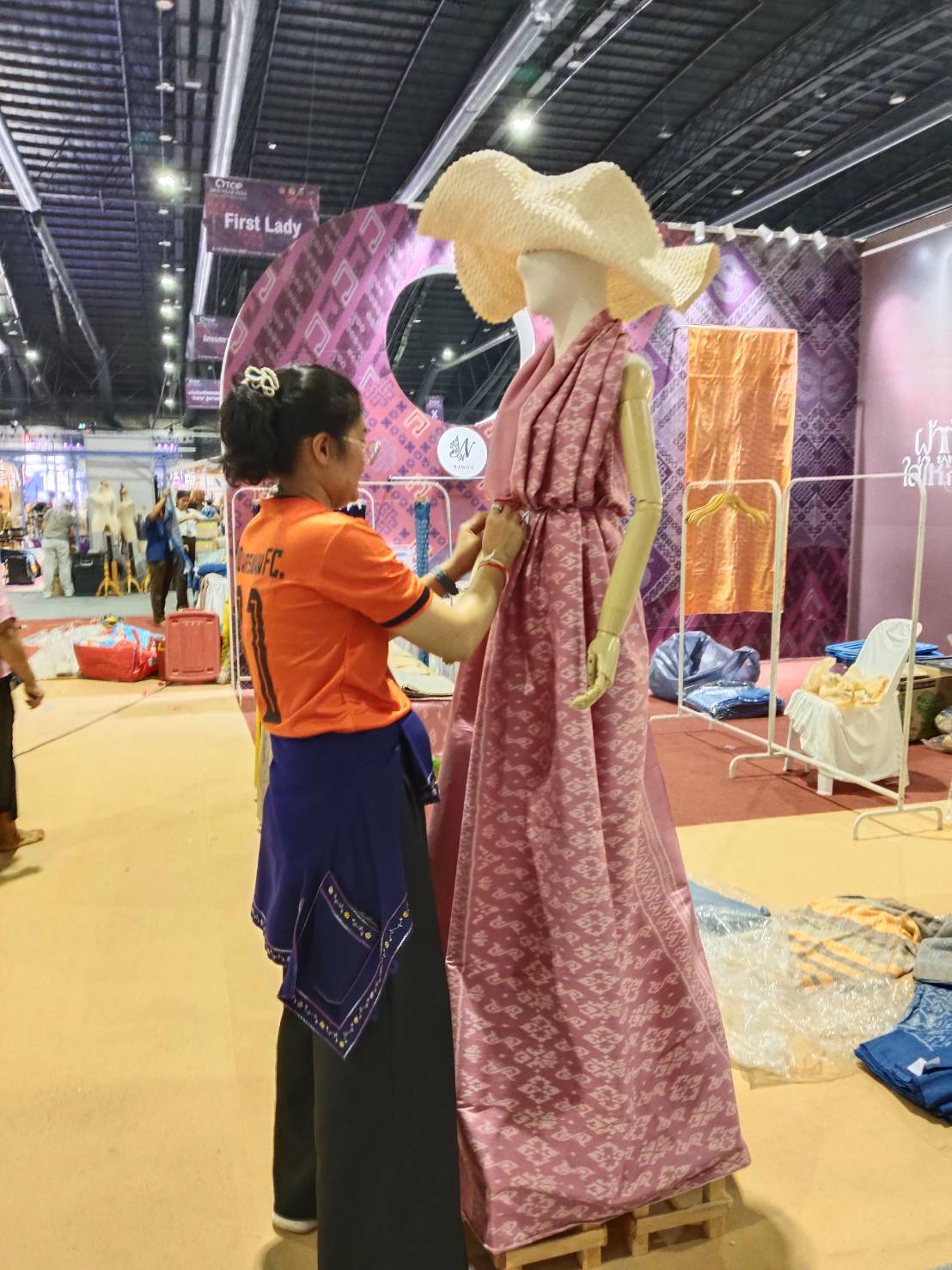 OTOP นครพนม   จัดเตรียมบูท จัดแสดงและจำหน่ายสินค้า OTOP ในงาน OTOP Midyear 2024 “หลากหลายผลิตภัณฑ์ สีสันภูมิปัญญาไทย”